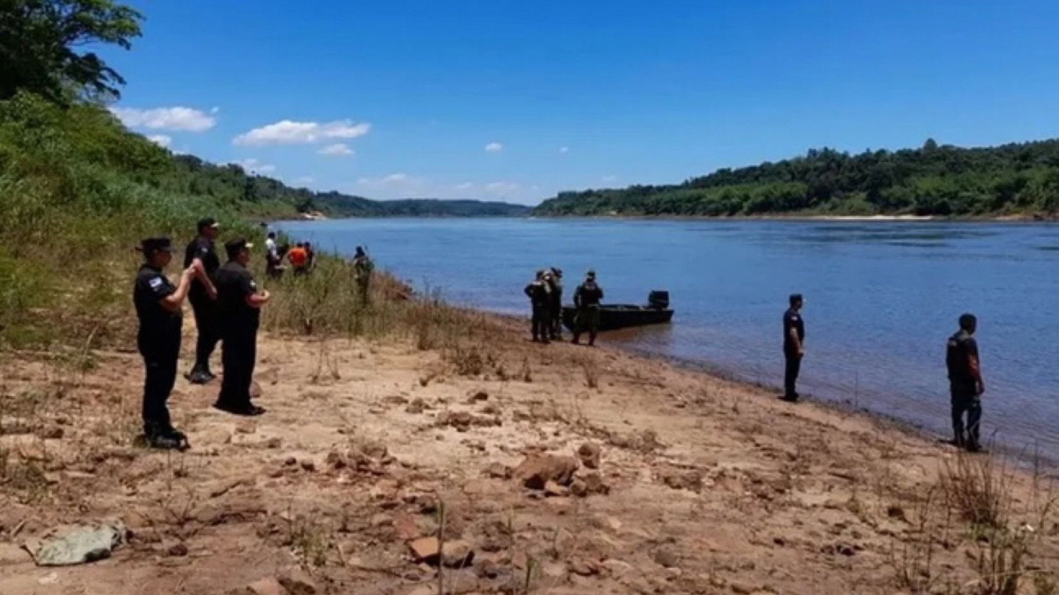 Una mujer ahogó a sus dos hijos en el río de Paraná y quiso quitarse la vida