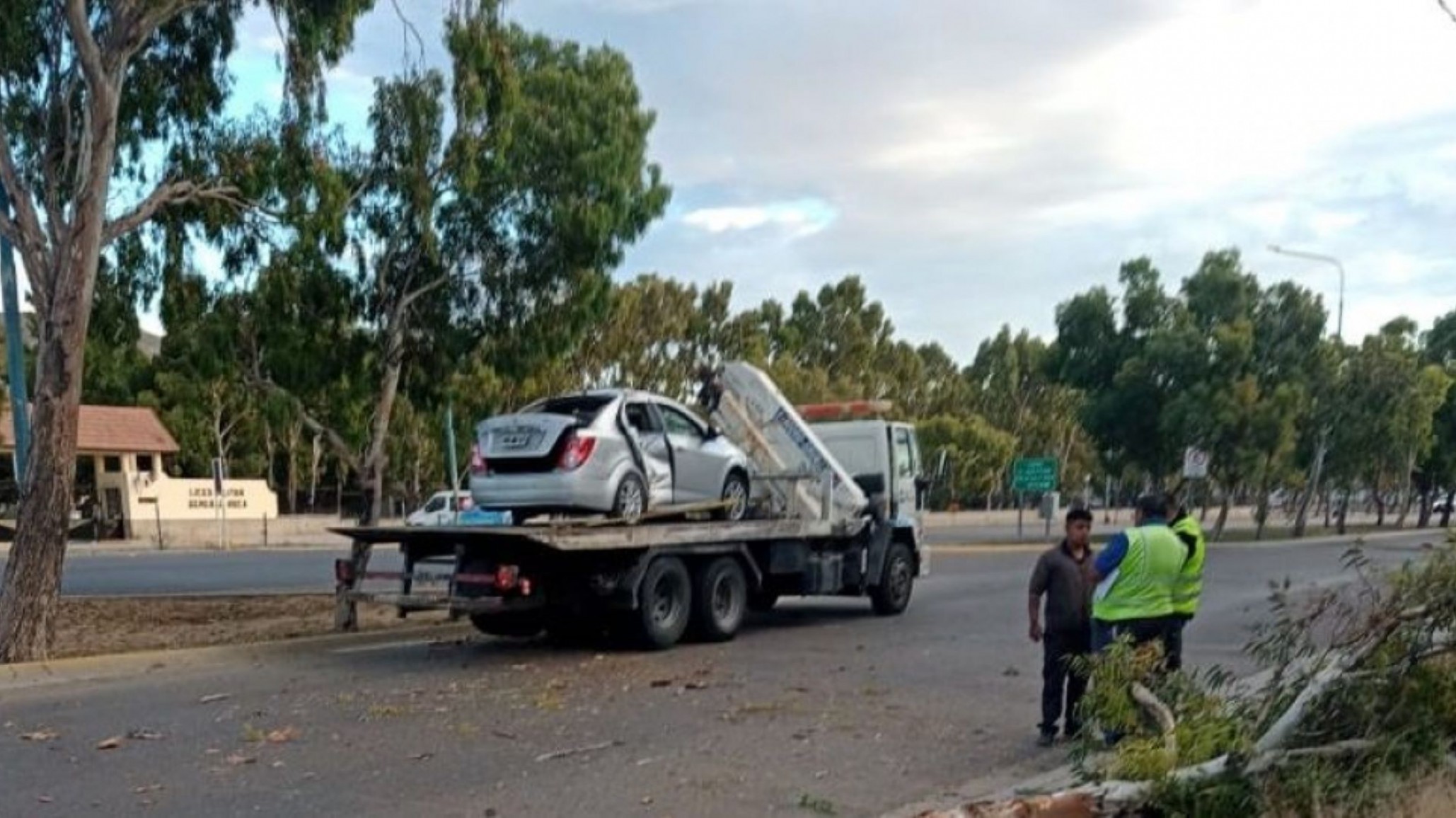 Ebria chocó contra un árbol su auto y volcó