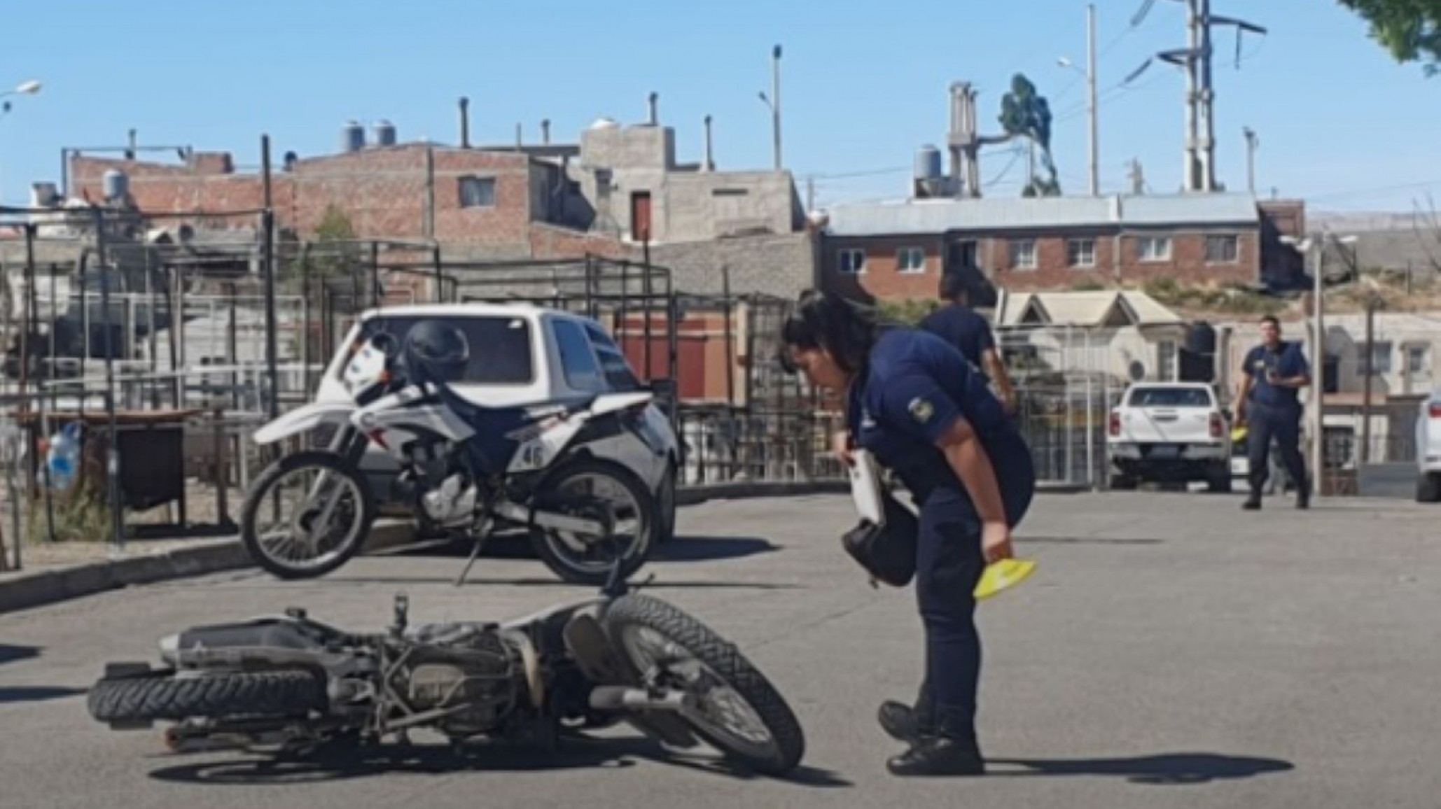 Un hombre movió su auto estacionado “sin avisar” y un motociclista quedó herido