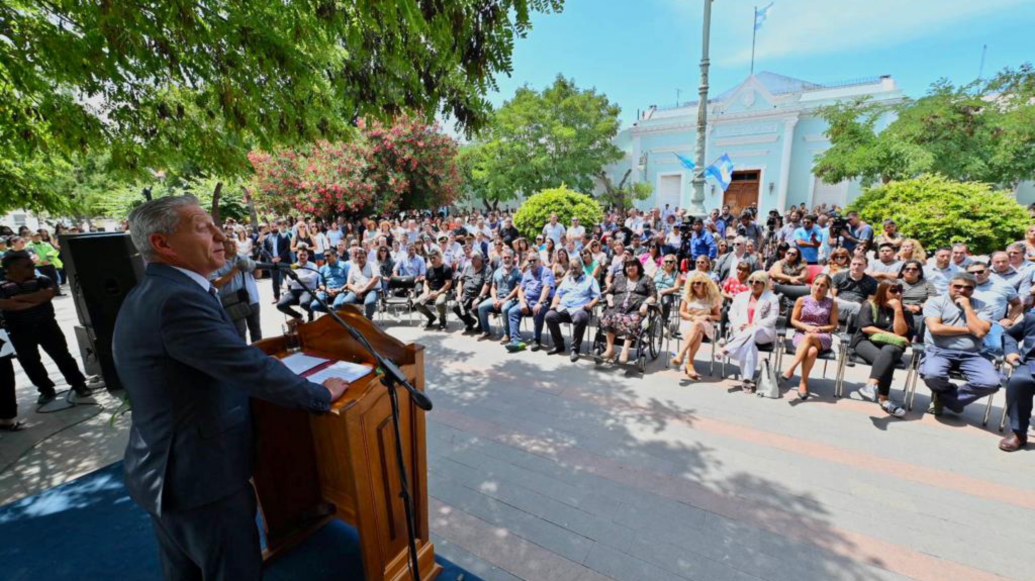 Arcioni anunció un aumento salarial para los empleados estatales y la regularización de 8.500 agentes