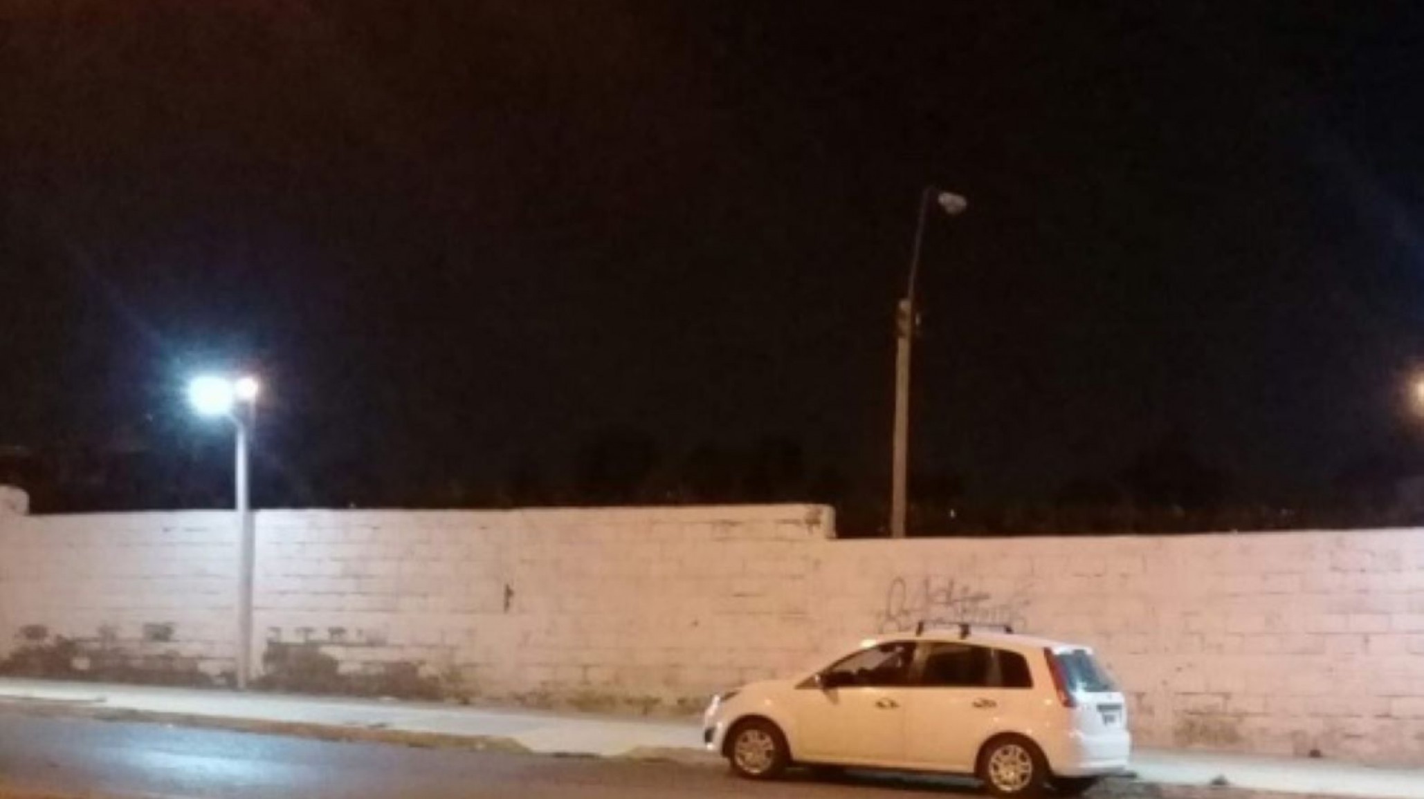 Reclamo vecinal: “dos señoras rubias, sacaron bolsas del baúl y las tiraron dentro del cementerio”