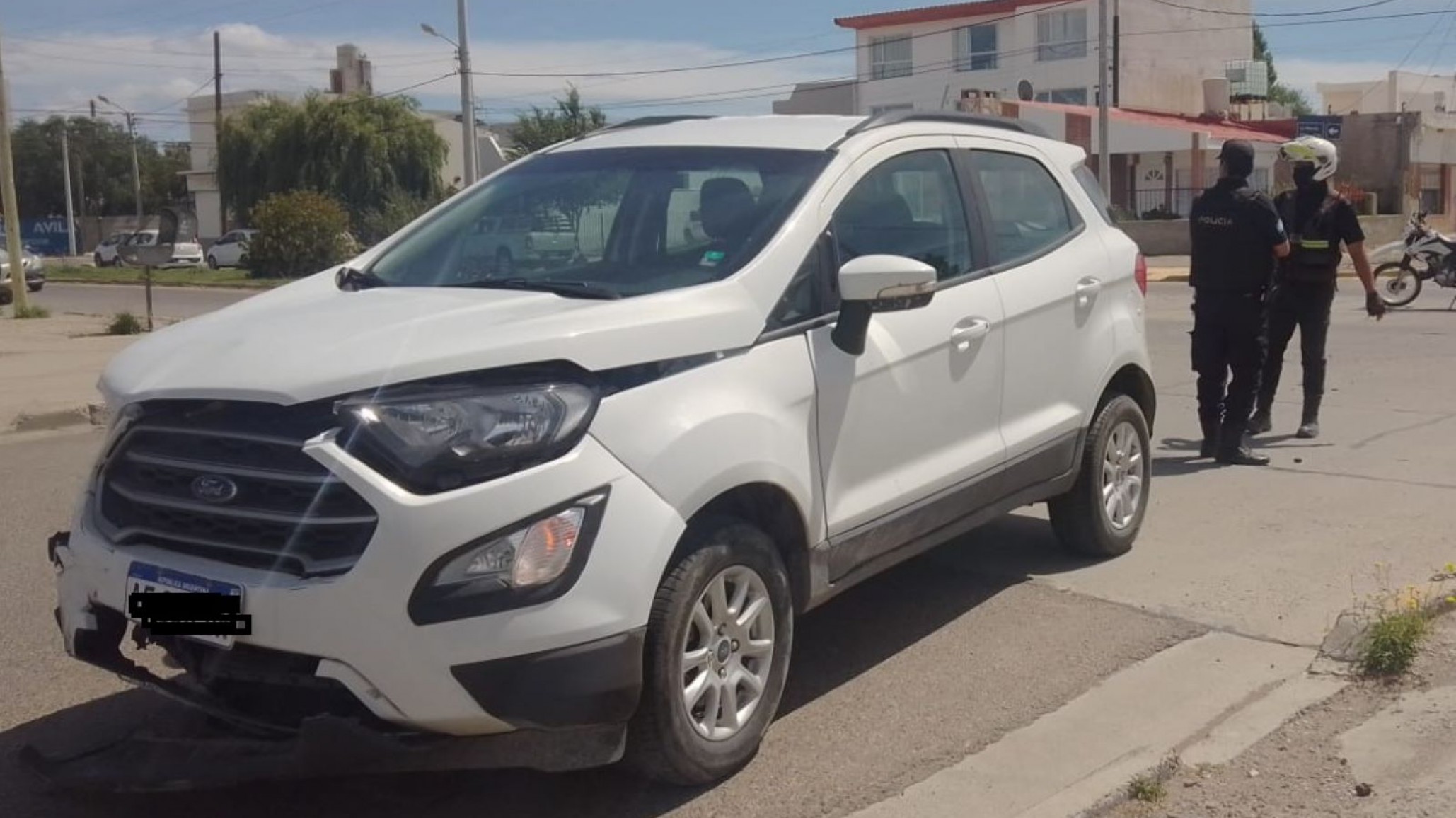 Tras choque un rodado dio contra auto estacionado y resultaron heridos un mayor y un menor