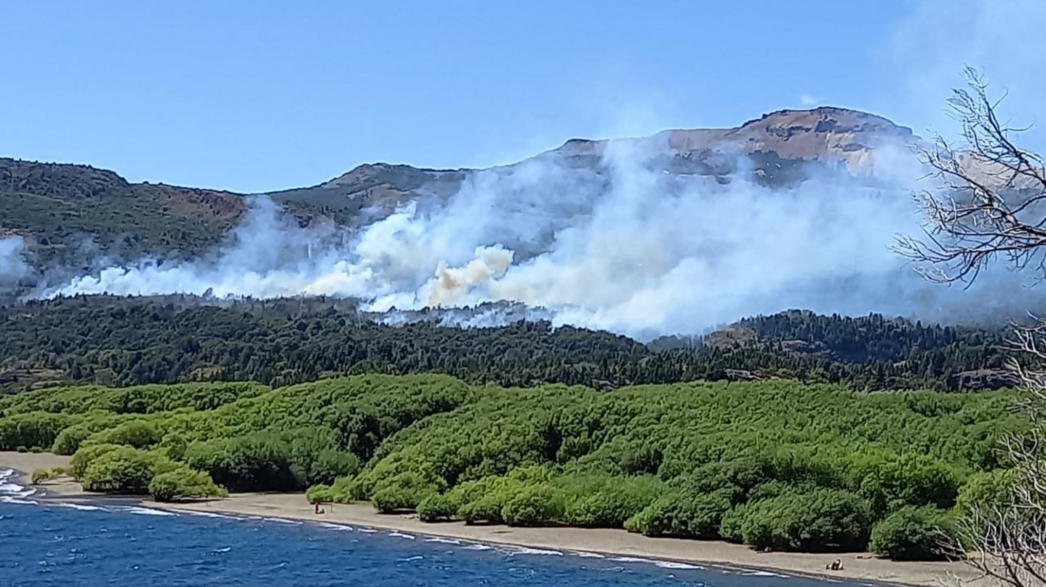 Brigadistas de otros puntos del país se suman al operativo en el Parque Nacional “Los Alerces”