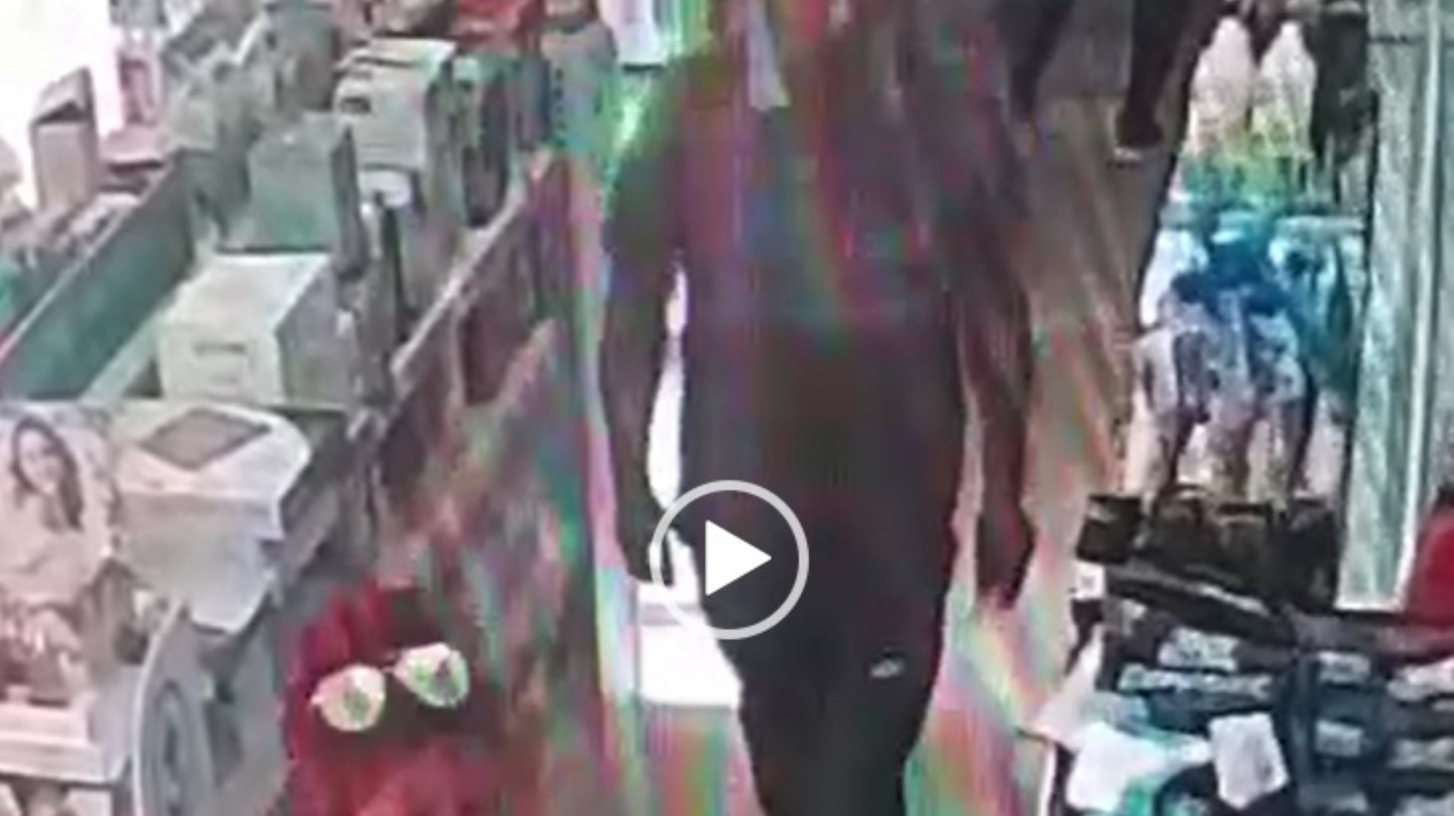 Una pareja robaba en una farmacia de Rada Tilly y quedó grabada por las cámaras de seguridad