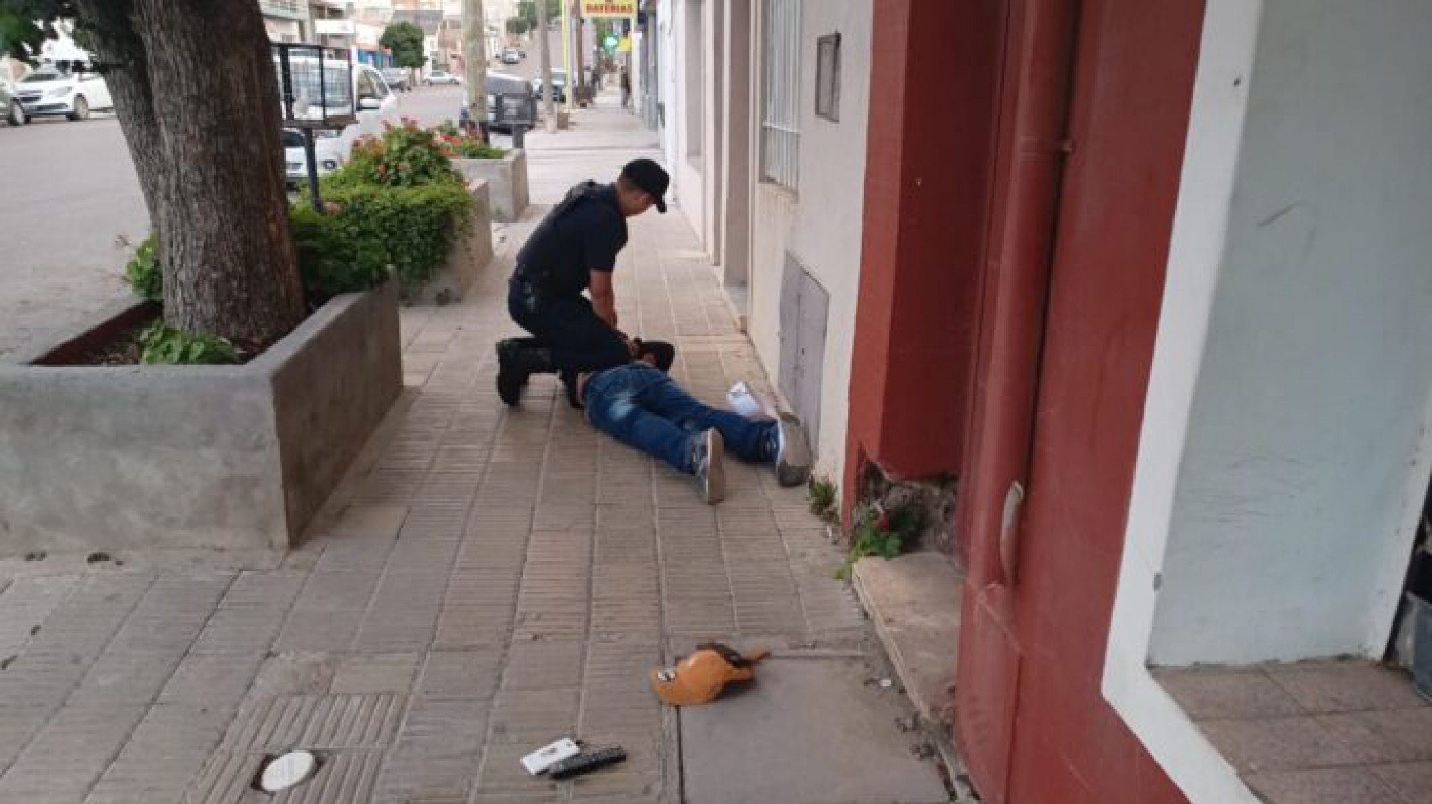 Dos sujetos ingresaron a robar mientras el dueño de casa dormía