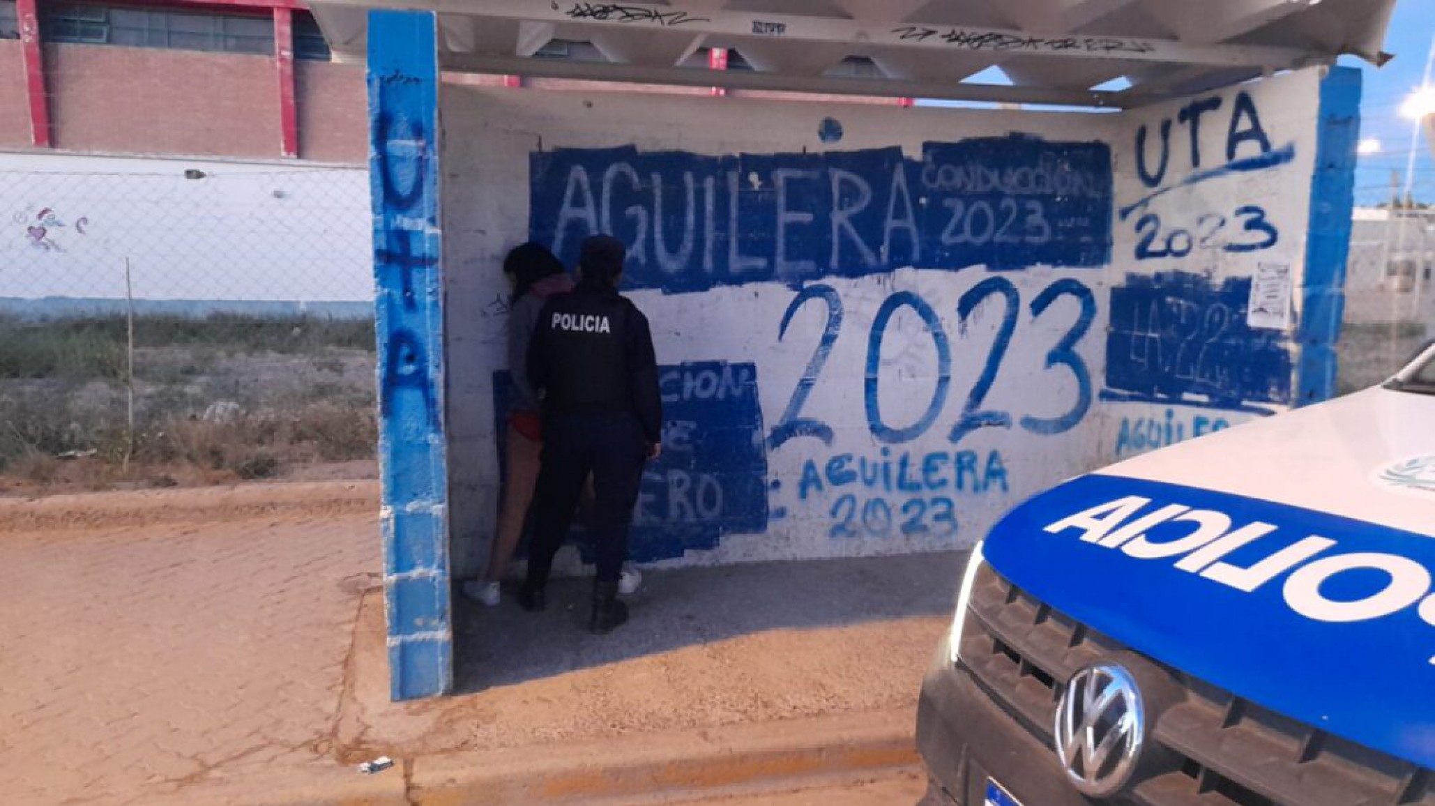 Un mujer esperaba el colectivo y terminó en la comisaría