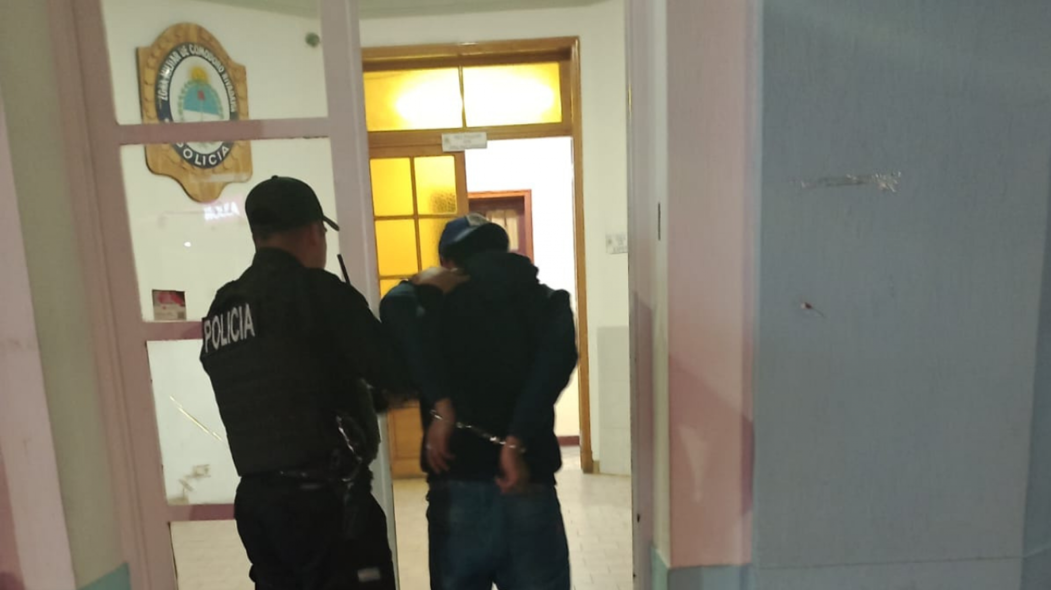 Estaba en un bar y terminó preso “tenía pedido de captura”