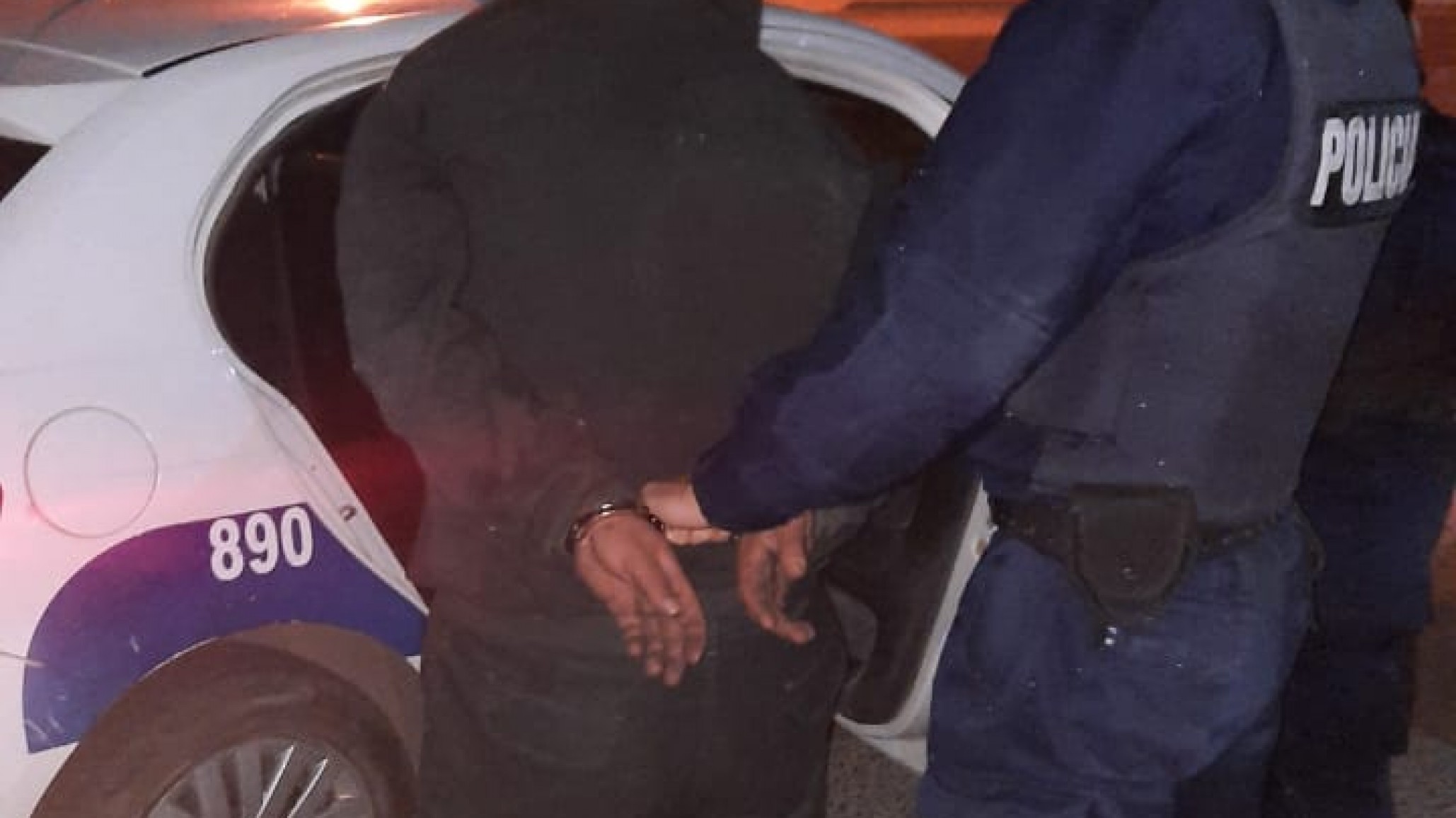 Robó una rueda de auxilio de camioneta y terminó detenido