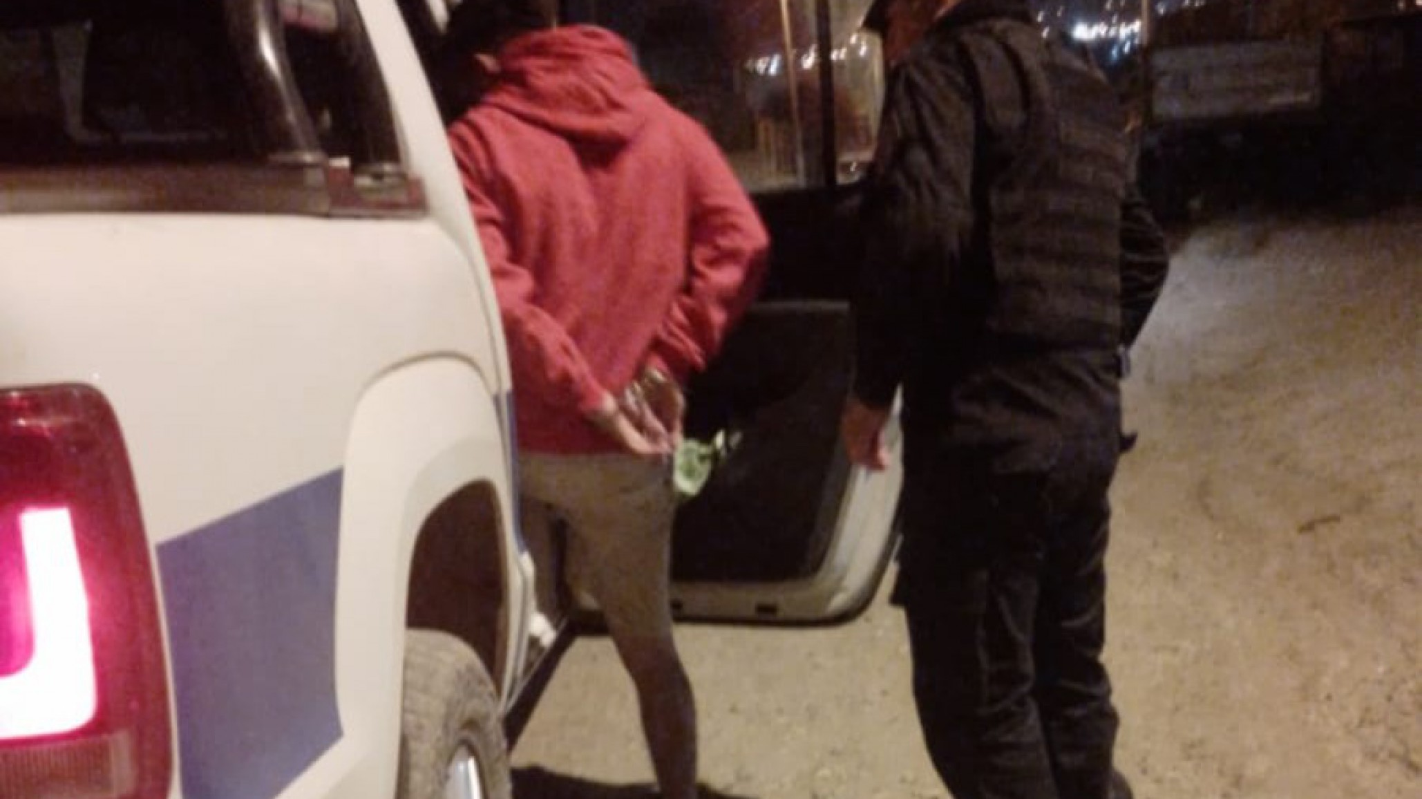 Interceptó un patrullero para hacer una consulta y quedó detenido