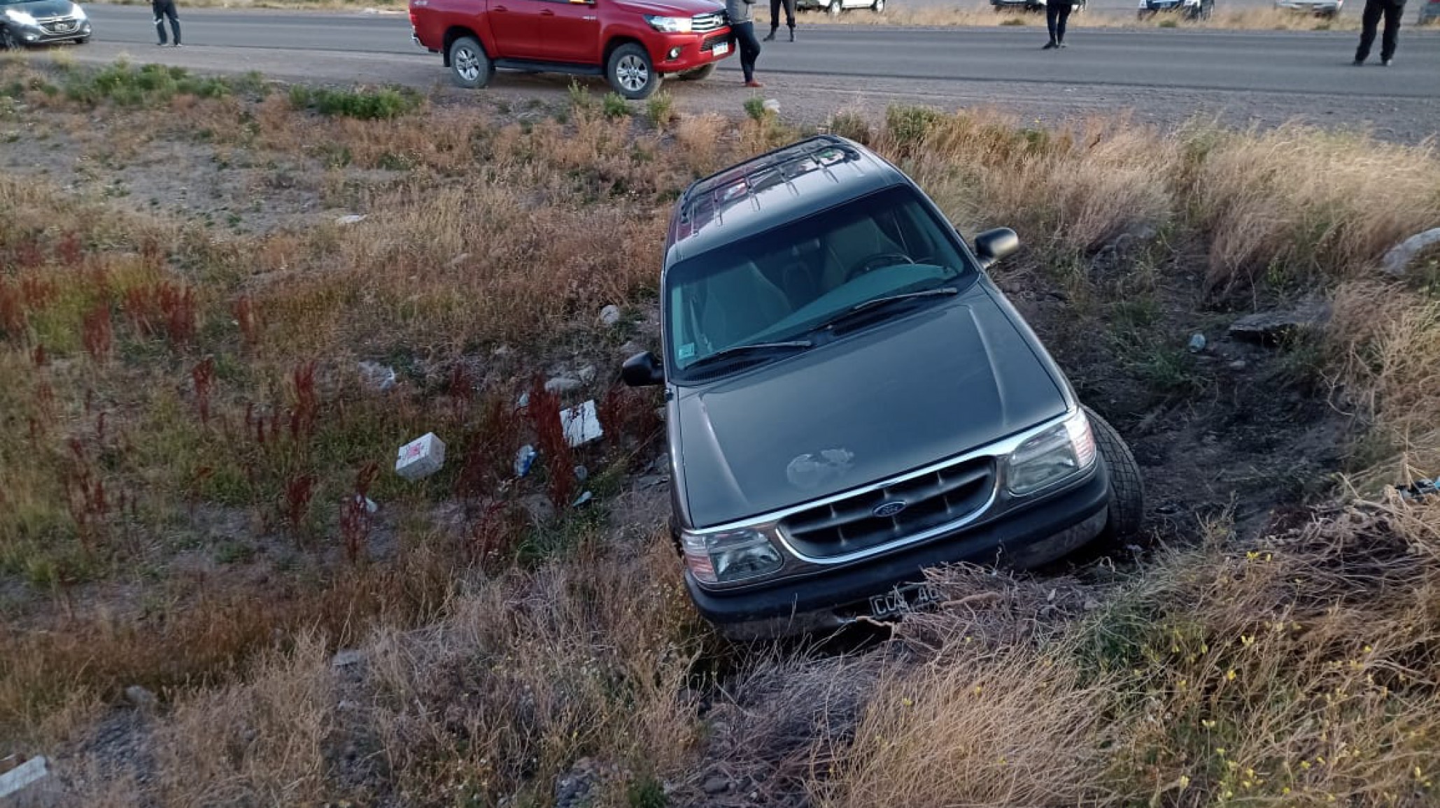 Hermanos terminaron con el auto en zanjón tras una fiesta y se negaron a alcoholemia