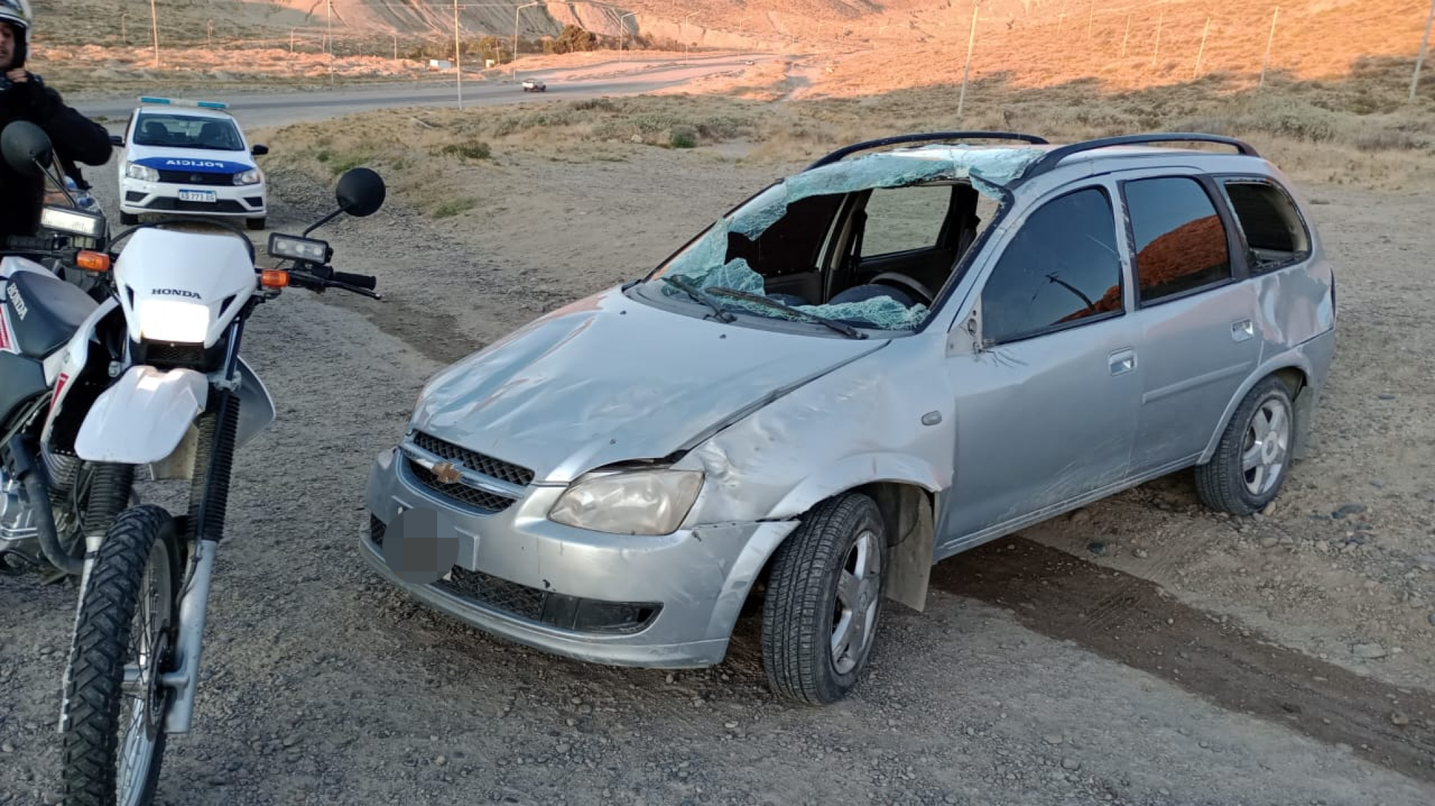 Vuelco en Camino Centenario: despistó y dejó abandonado su auto
