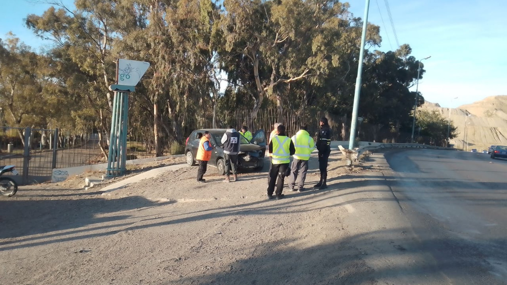 Ebrio se quedó dormido mientras conducía y terminó impactando el auto contra un poste