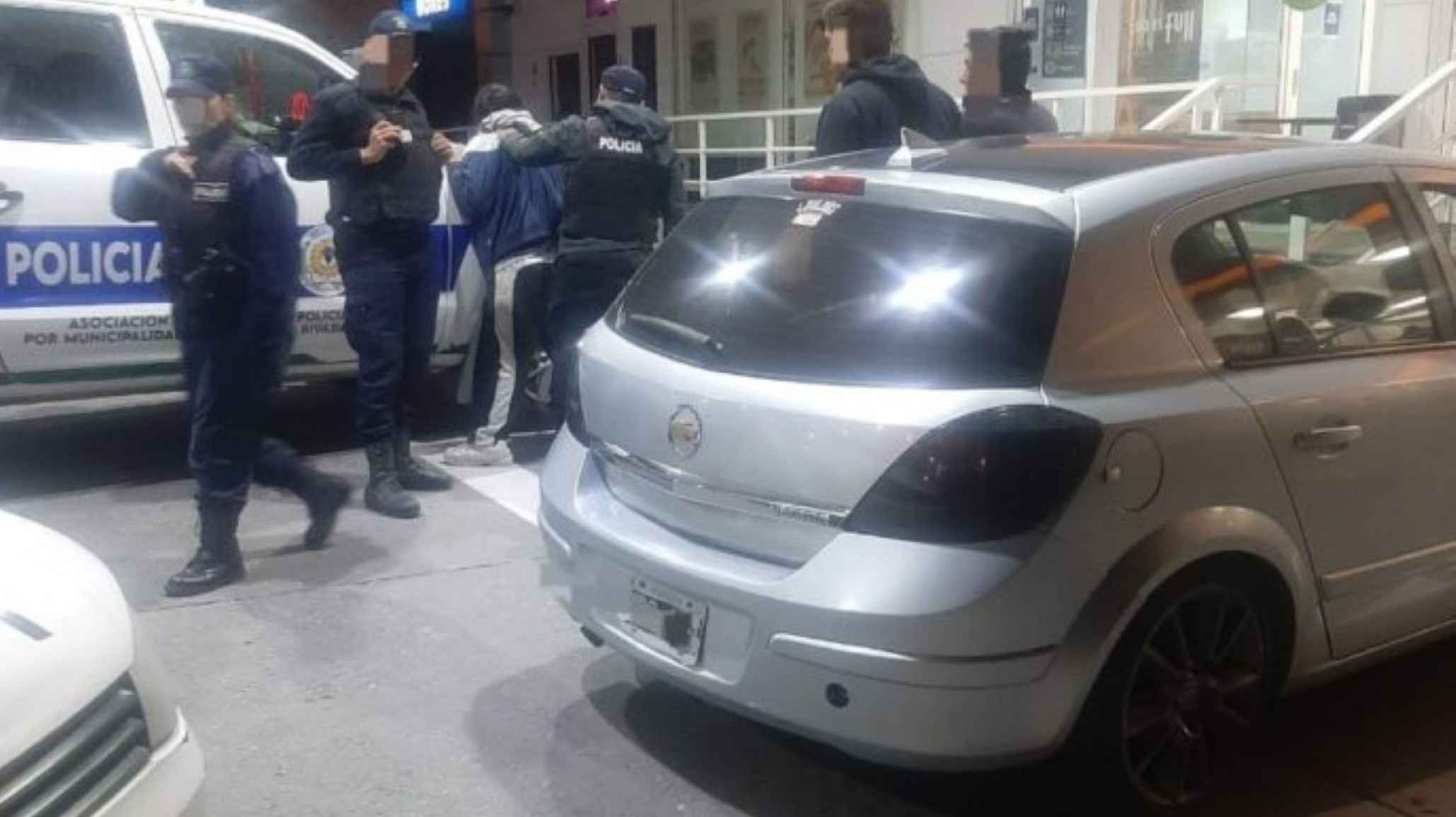 Bajó a comprar a la estación se servicio, vio a un joven robando en su auto y le dio un golpe