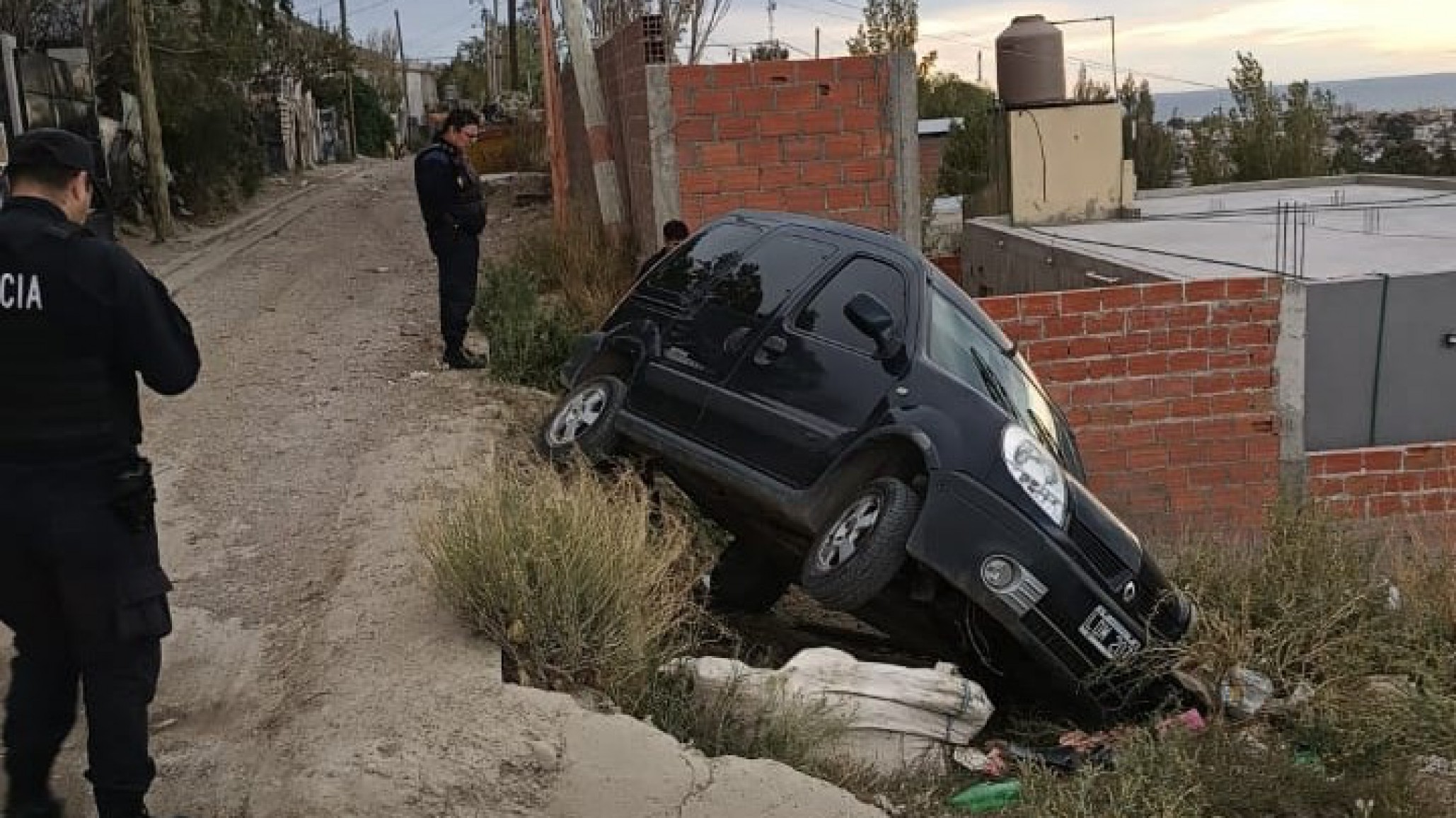 Conductor impactó su auto contra una poste y quedó en un barranco