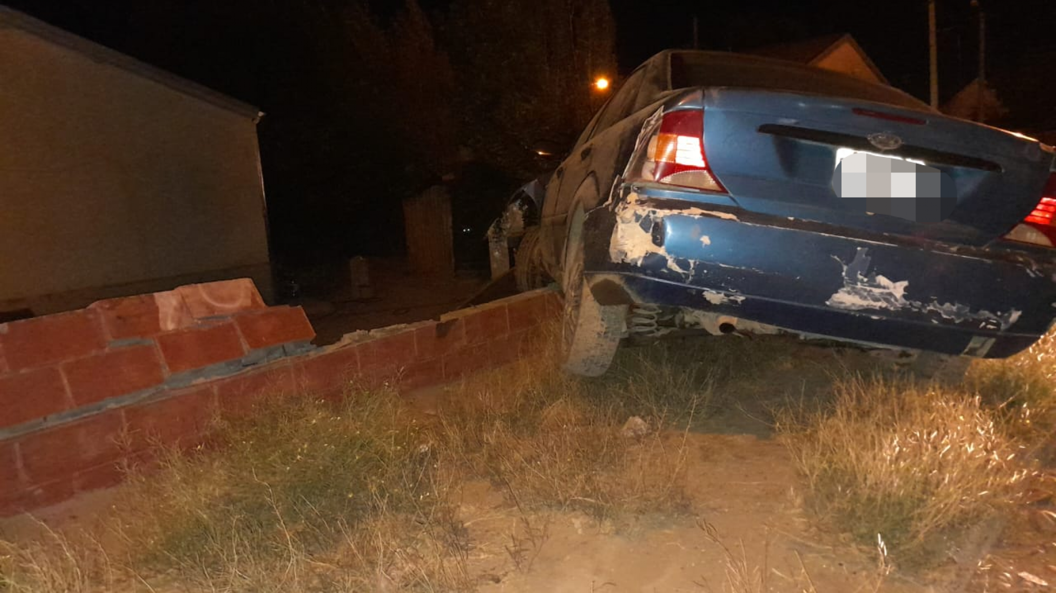 Ebrio terminó contra el paredón de una casa