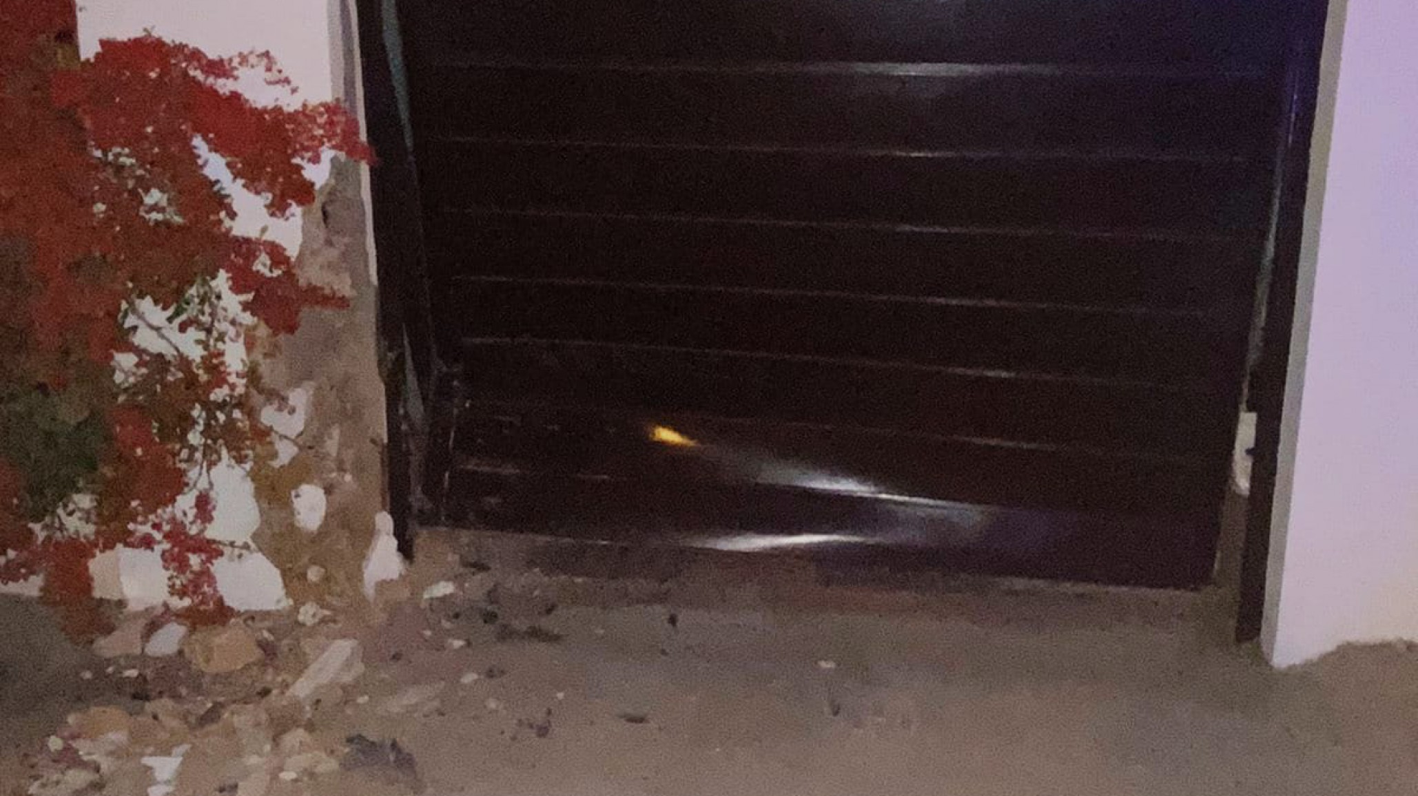 Dejó el auto sin freno de mano y terminó impactando contra el garage del vecino