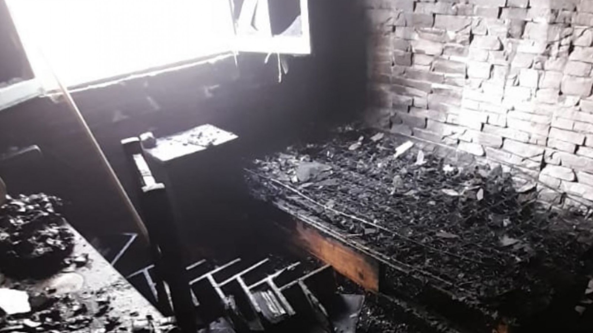 Una mujer dejó una vela encendida en la habitación y provocó un incendio