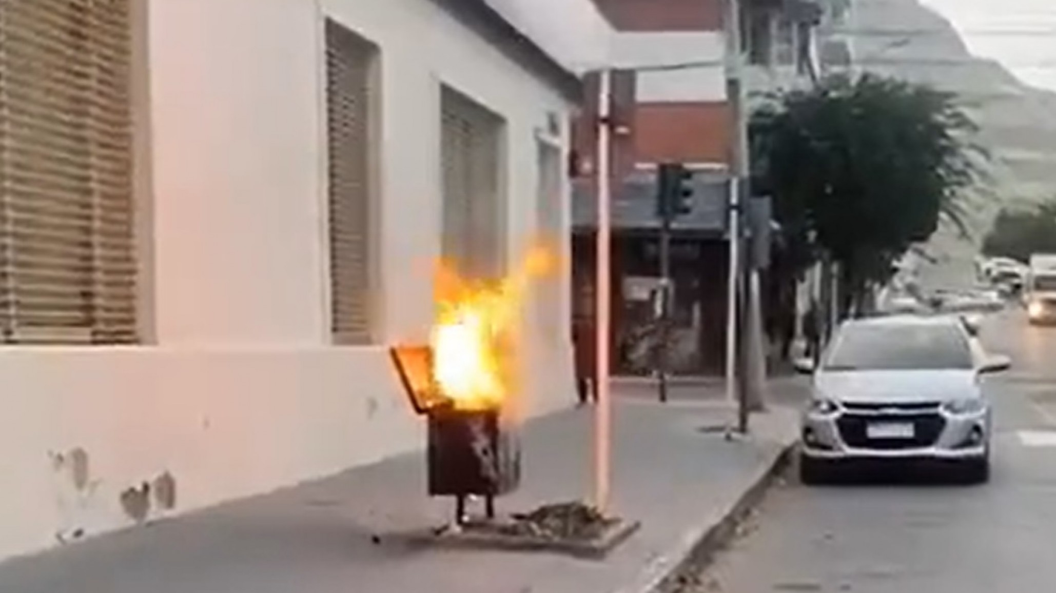 Incendiaron un cesto de basura en pleno centro