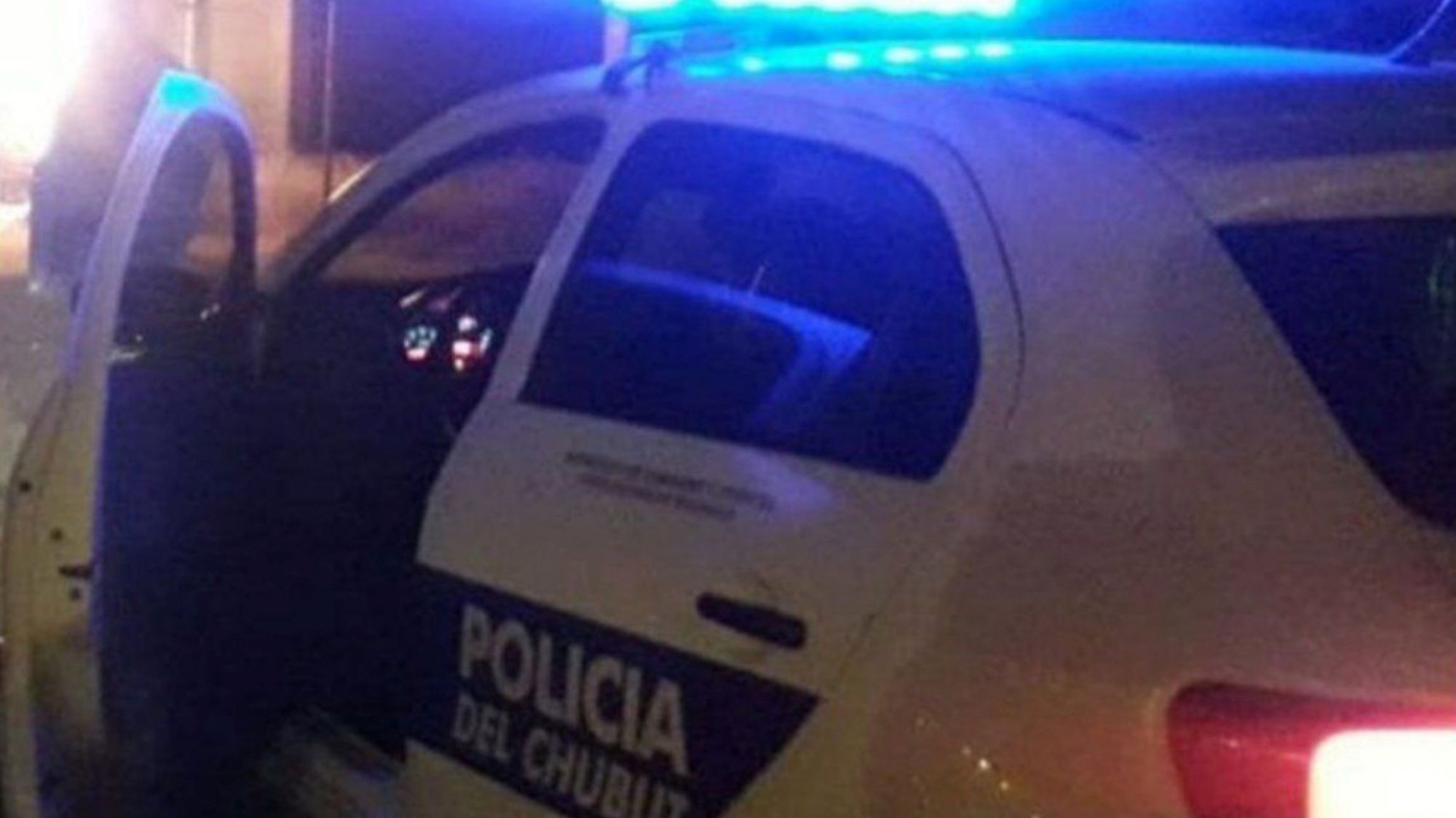 Conductora chocó su auto contra una barrera de cemento