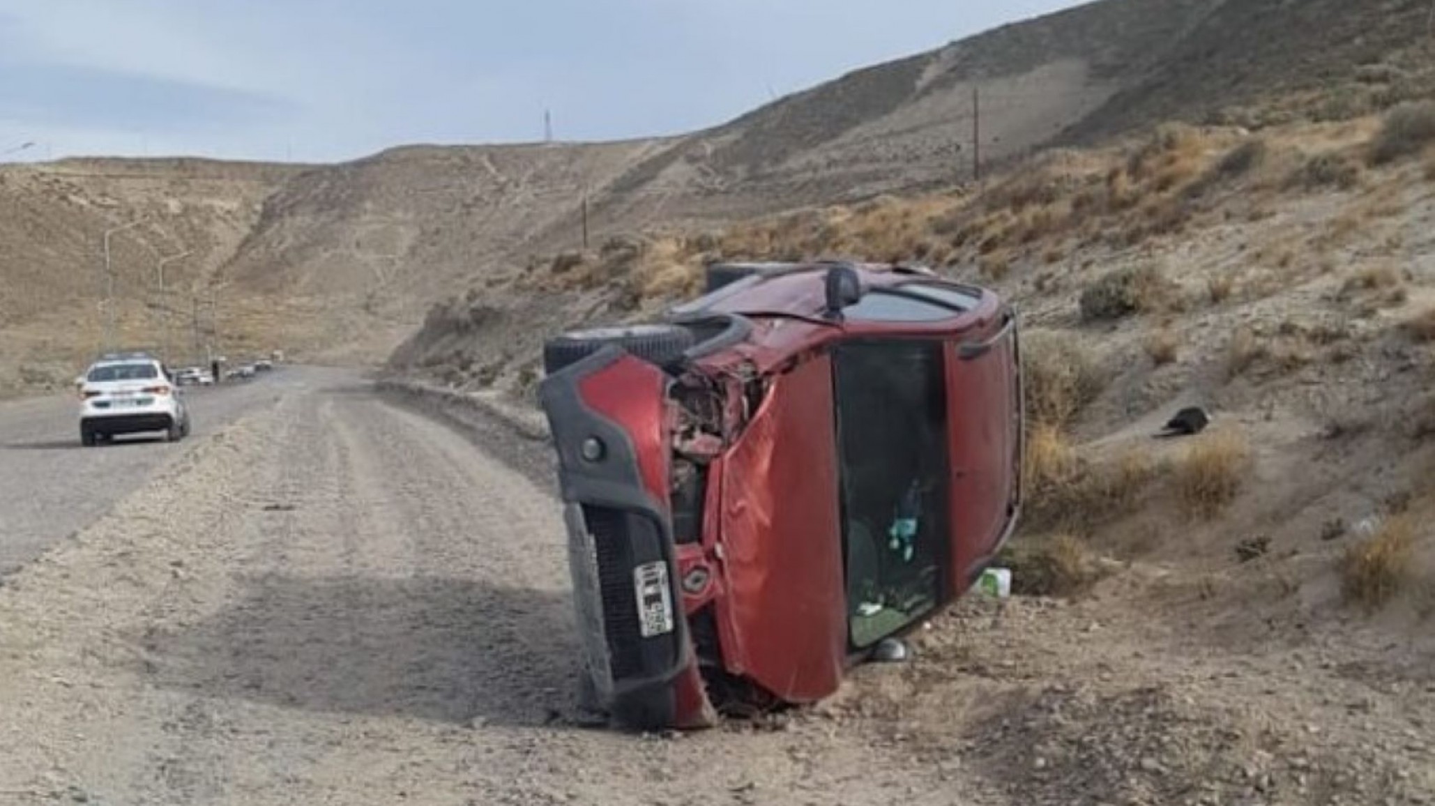 Vuelco en el Camino Centenario: iba a alta velocidad y sus acompañantes no llevaban cinturón