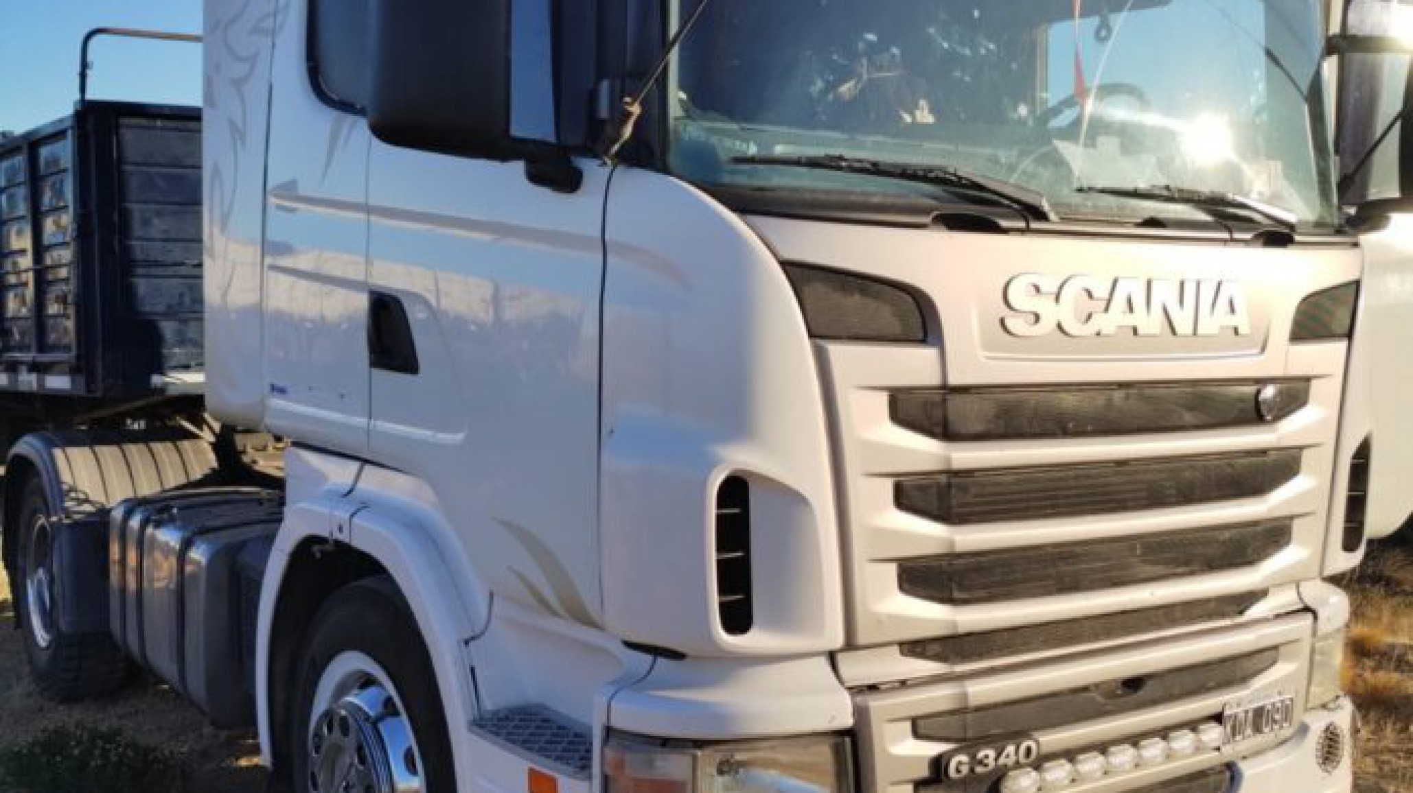 Chocó un camión y una camioneta “por un vehículo que no puso balizas”