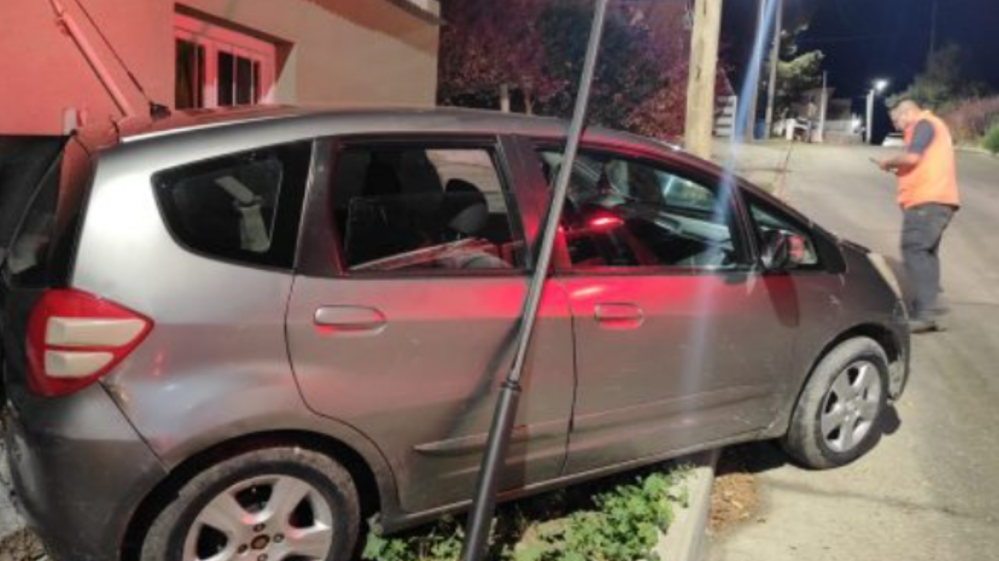 Conductor ebrio casi estrella el auto contra una casa