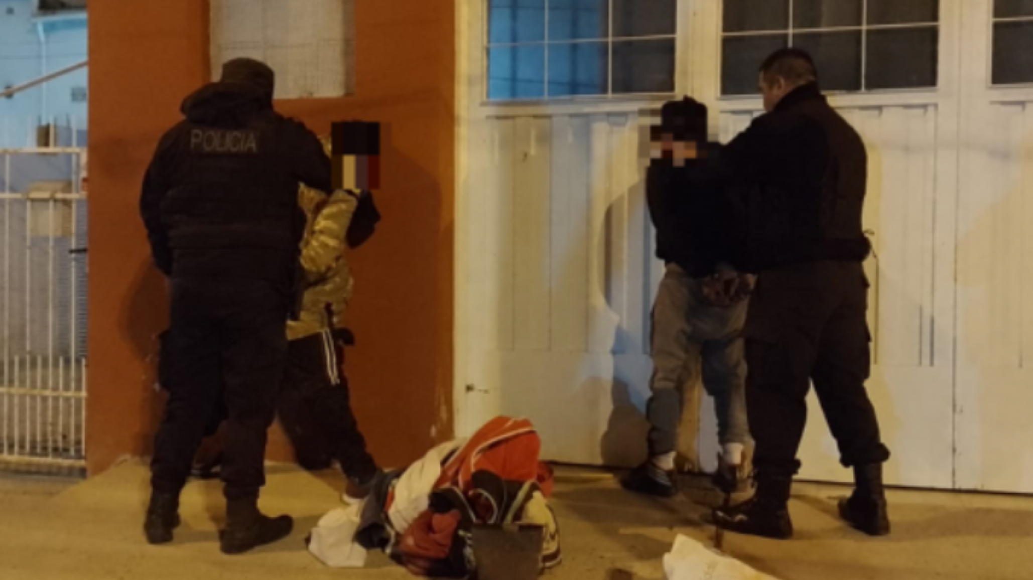 Dos hombre detenidos por robar elementos de auto “se llevaron botas de trabajo”