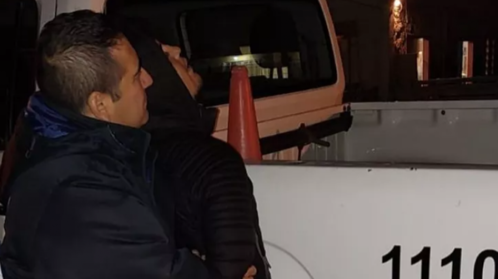 Vio a la policía, arrojó un arma a un patio y quiso escapar en moto