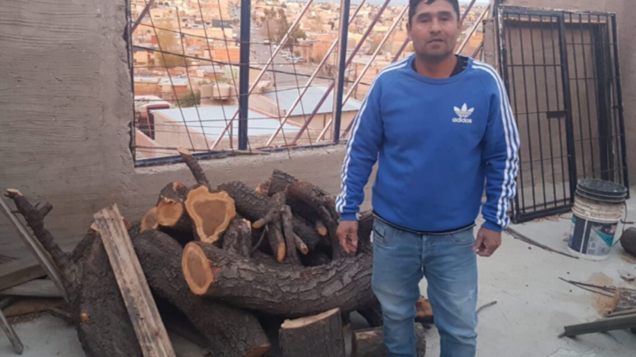 Vecino solidario recolecta leña para donar a la gente y pide que “le den una mano”