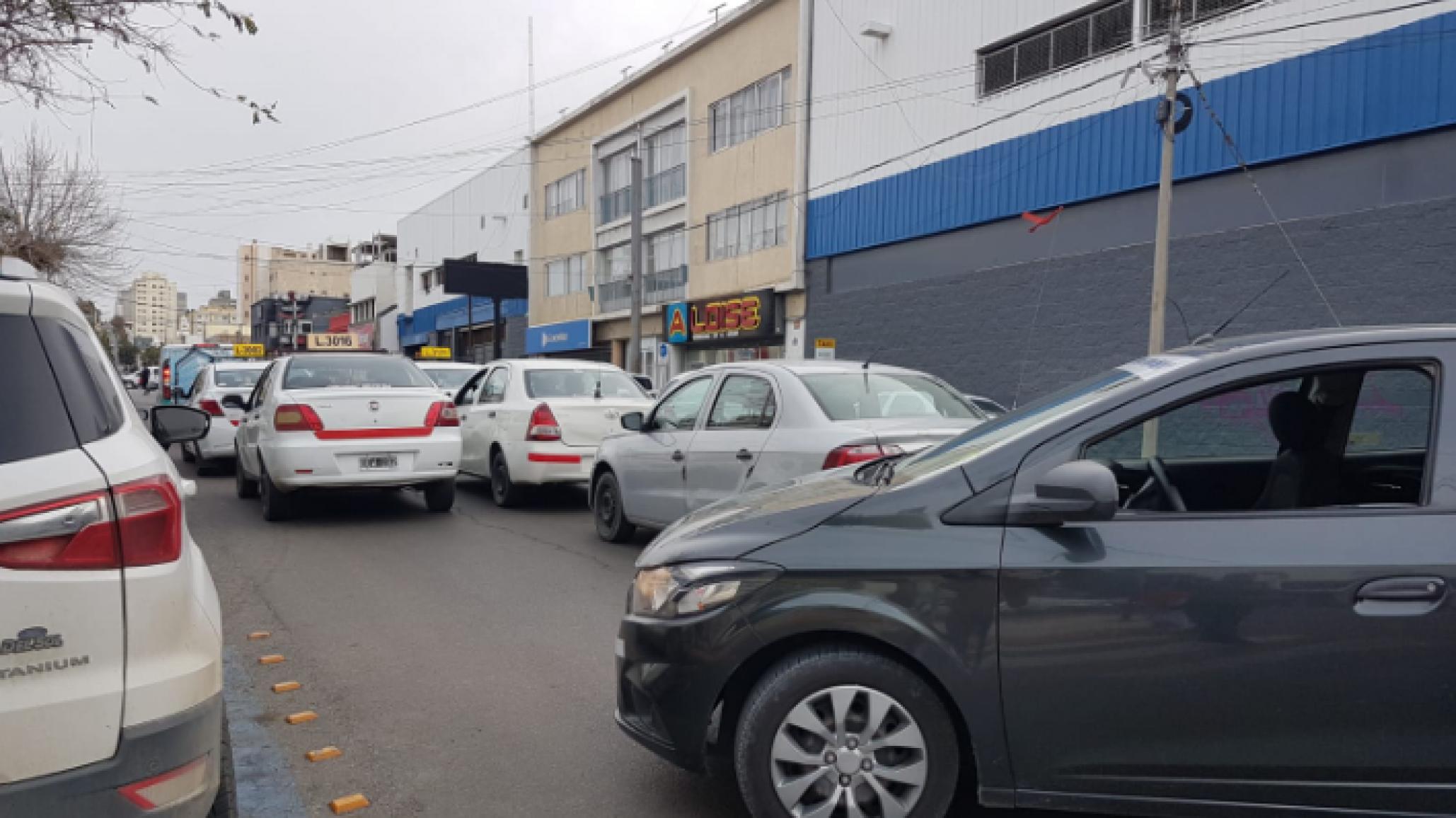 Taxistas y remiseros piden regularización: ?Los autos truchos que se manejan por Whatsapp nos afectan?