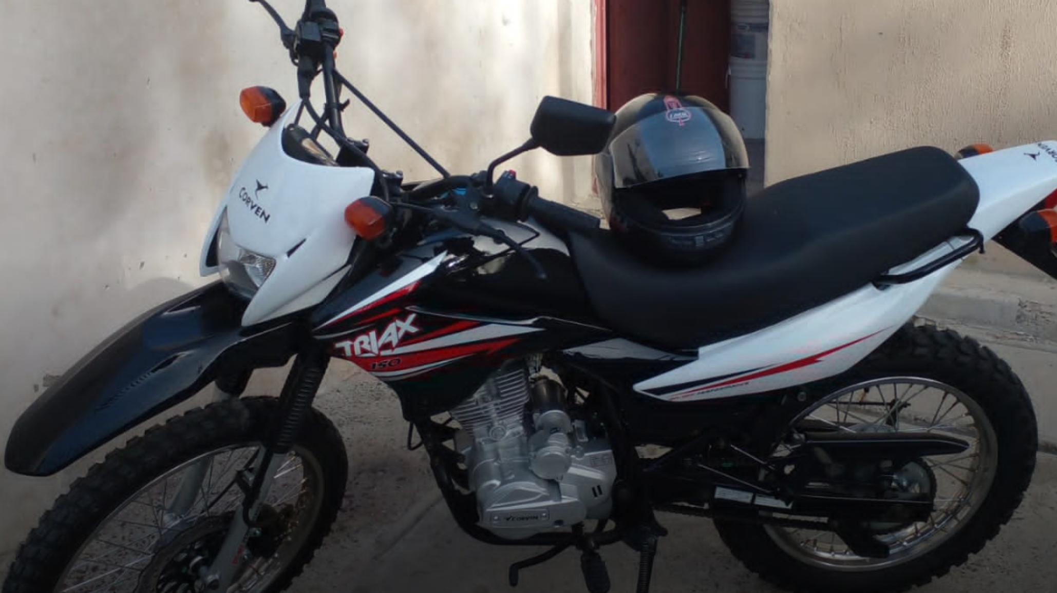 Le robaron la moto del patio de su casa