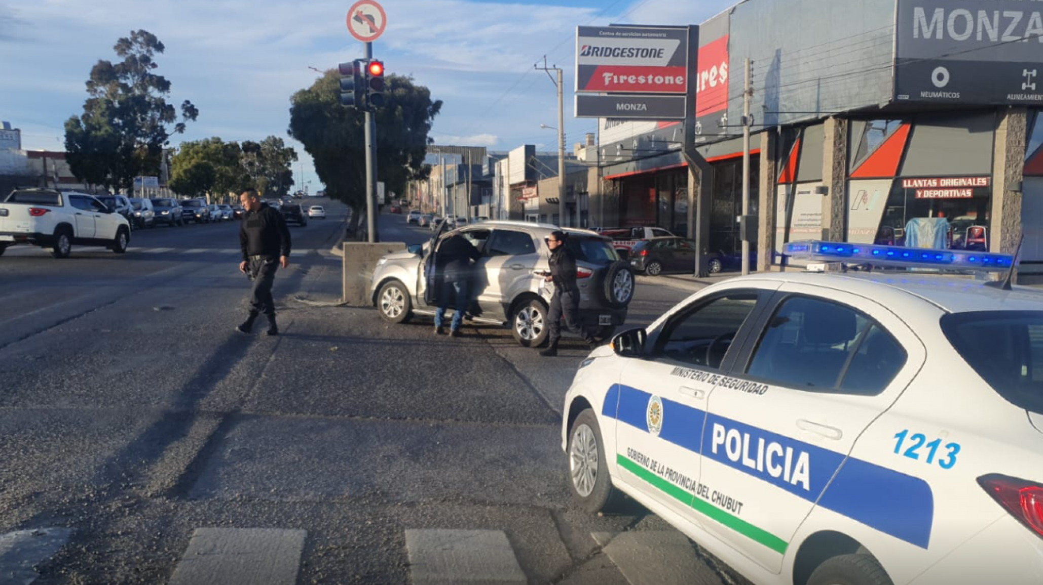 Quiso girar y chocó contra la base del semáforo