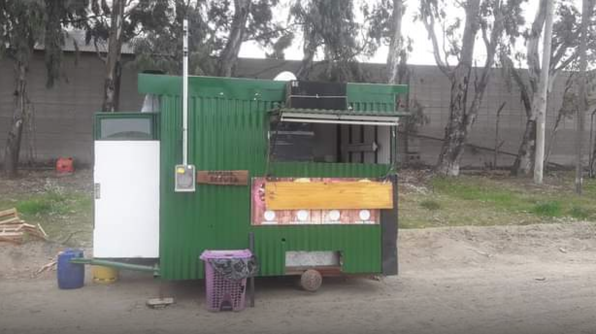 Le robaron el carro que usaba para vender comida