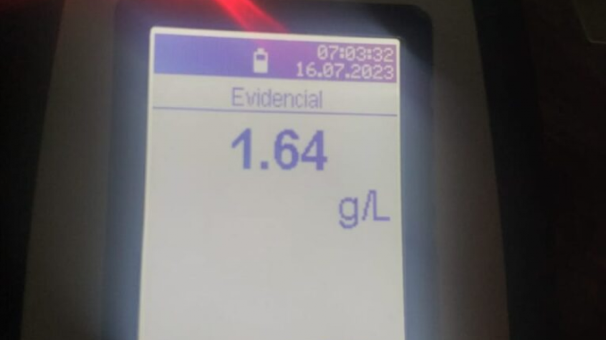 Ebrio y con 1.64 g/l de alcohol en sangre circulaba en su auto “de forma sospechosa”