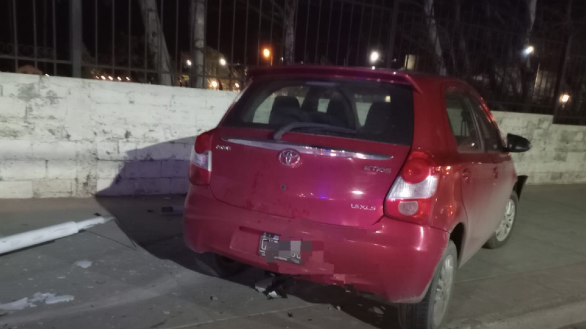 Manejaba ebrio y chocó contra el paredón del Liceo Militar