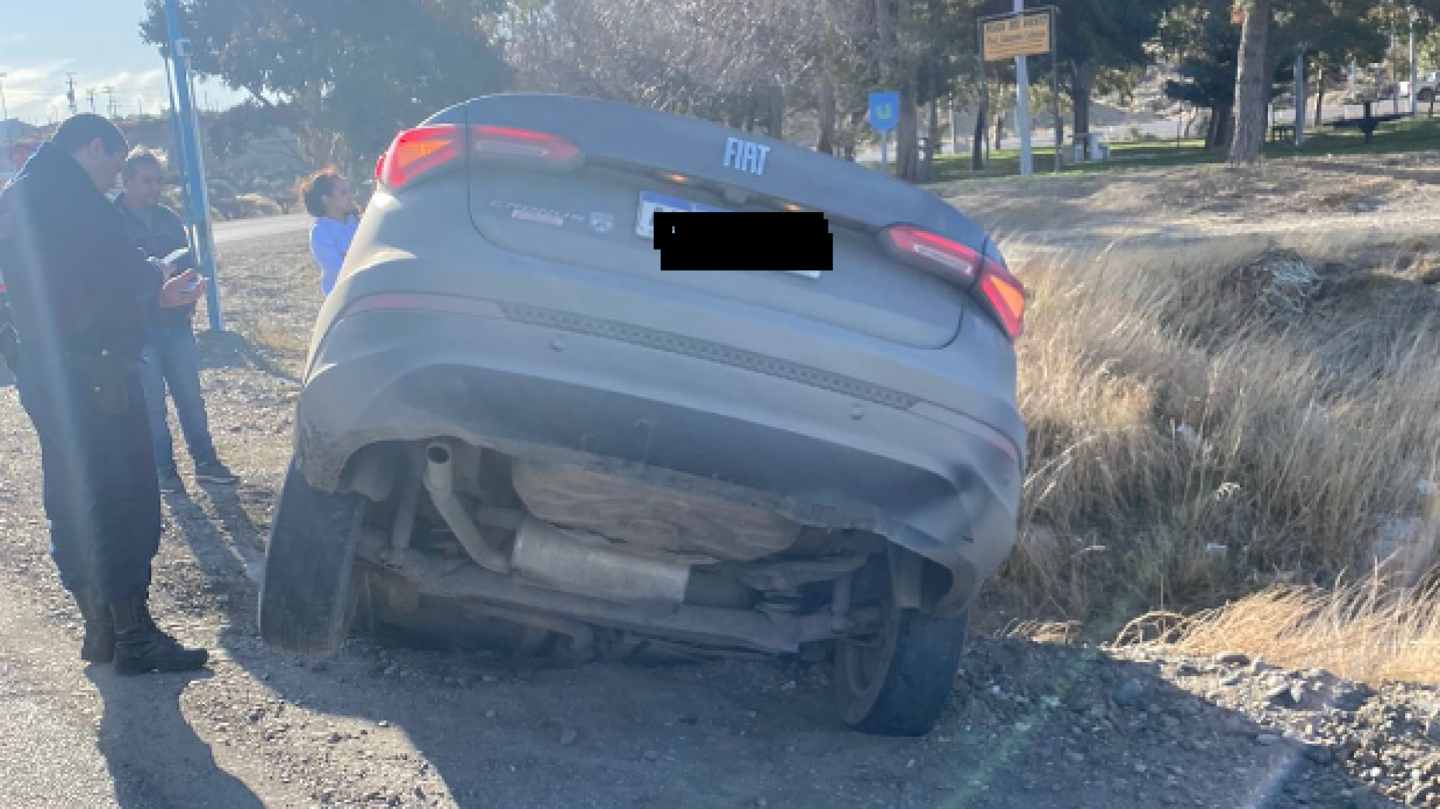 Perdió el control del auto y terminó sobre una rotonda