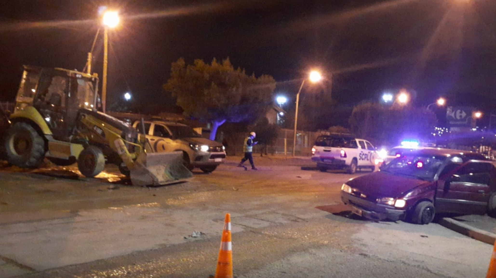 Un auto impactó contra una retroexcavadora