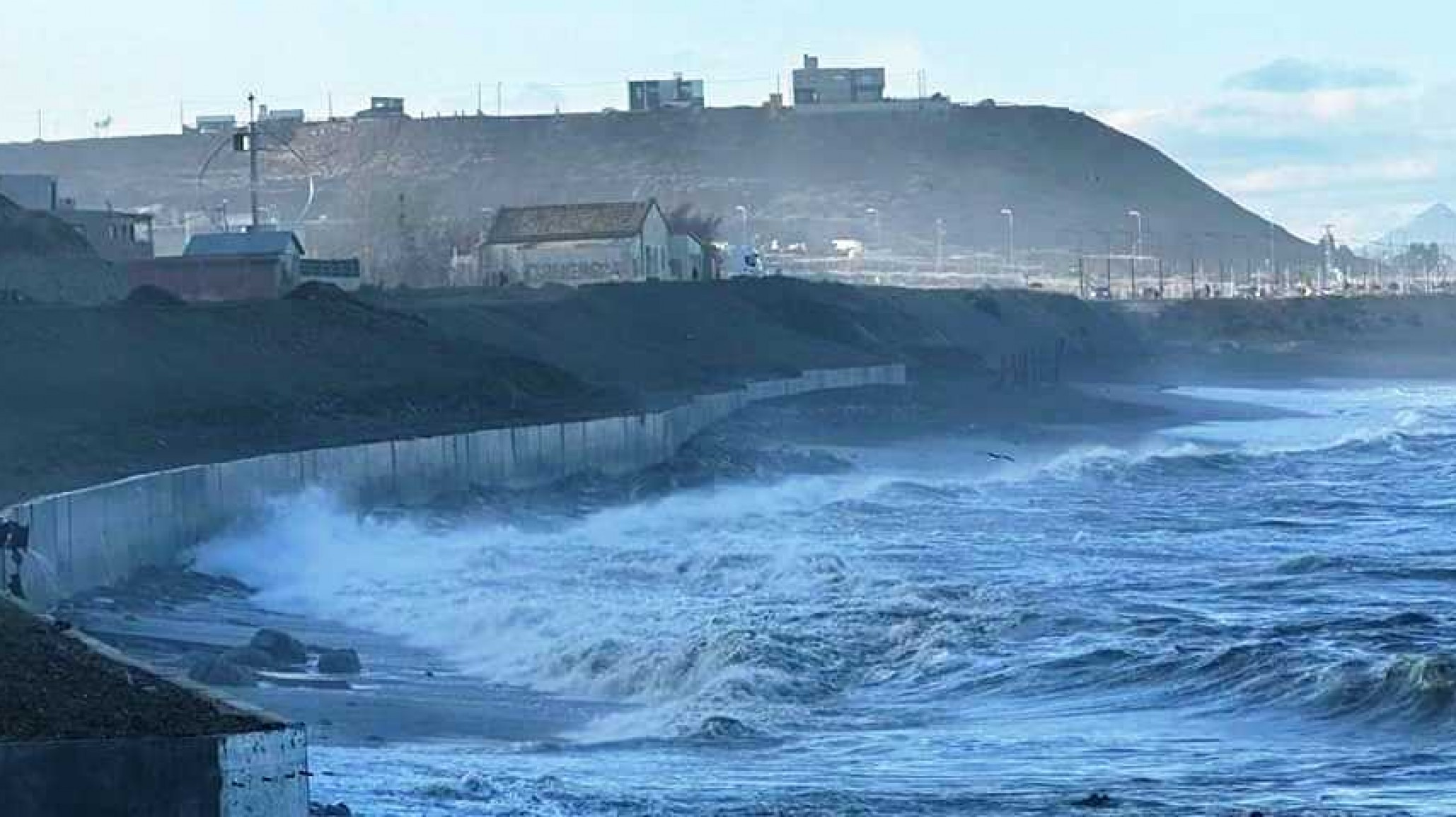 La empresa encargada de la obra del Camino ARA San Juan reparará la destrucción ocasionada por la marejada