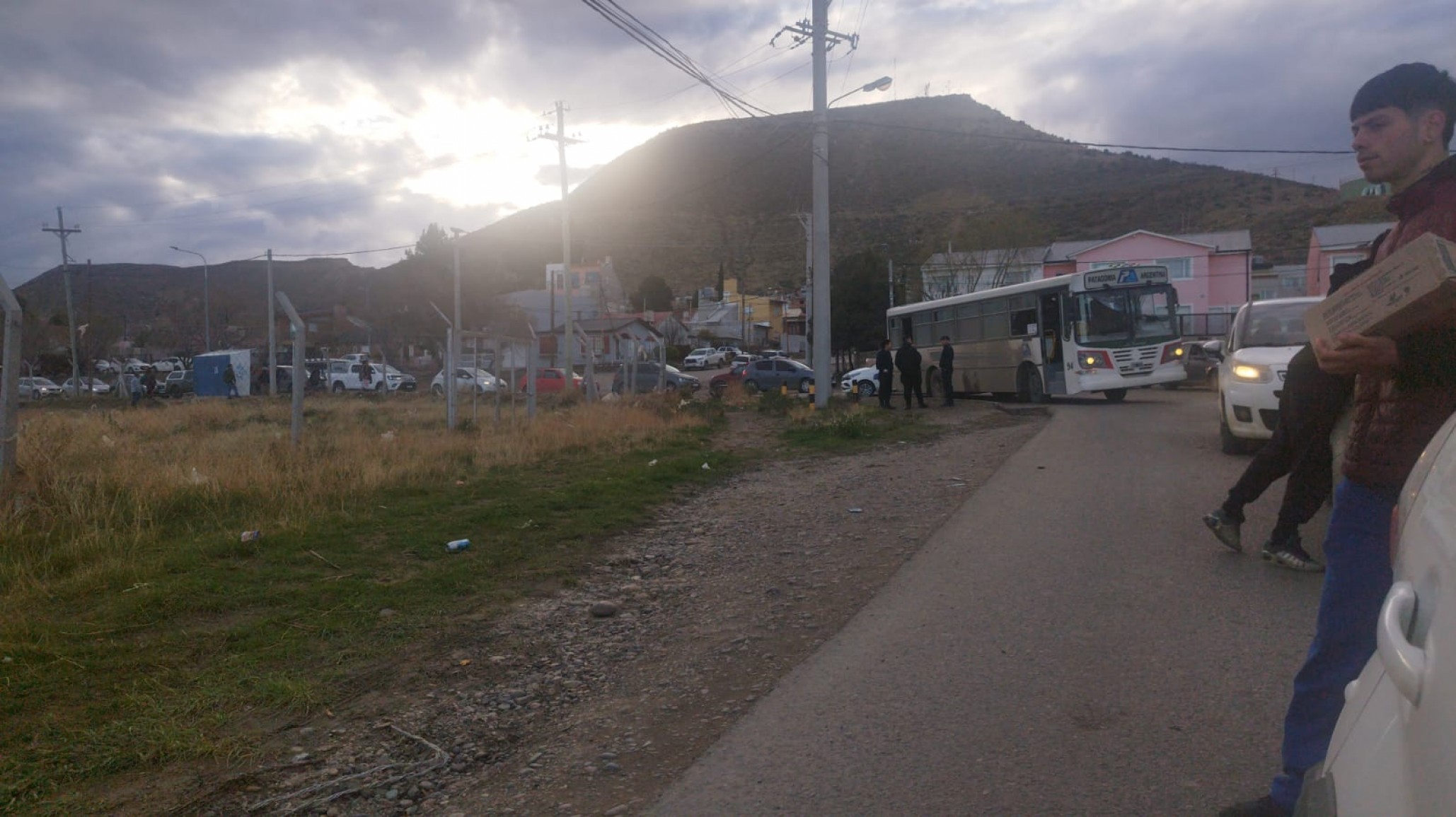 Lo bajaron del colectivo por fumar y atacó a piedrazos al transporte