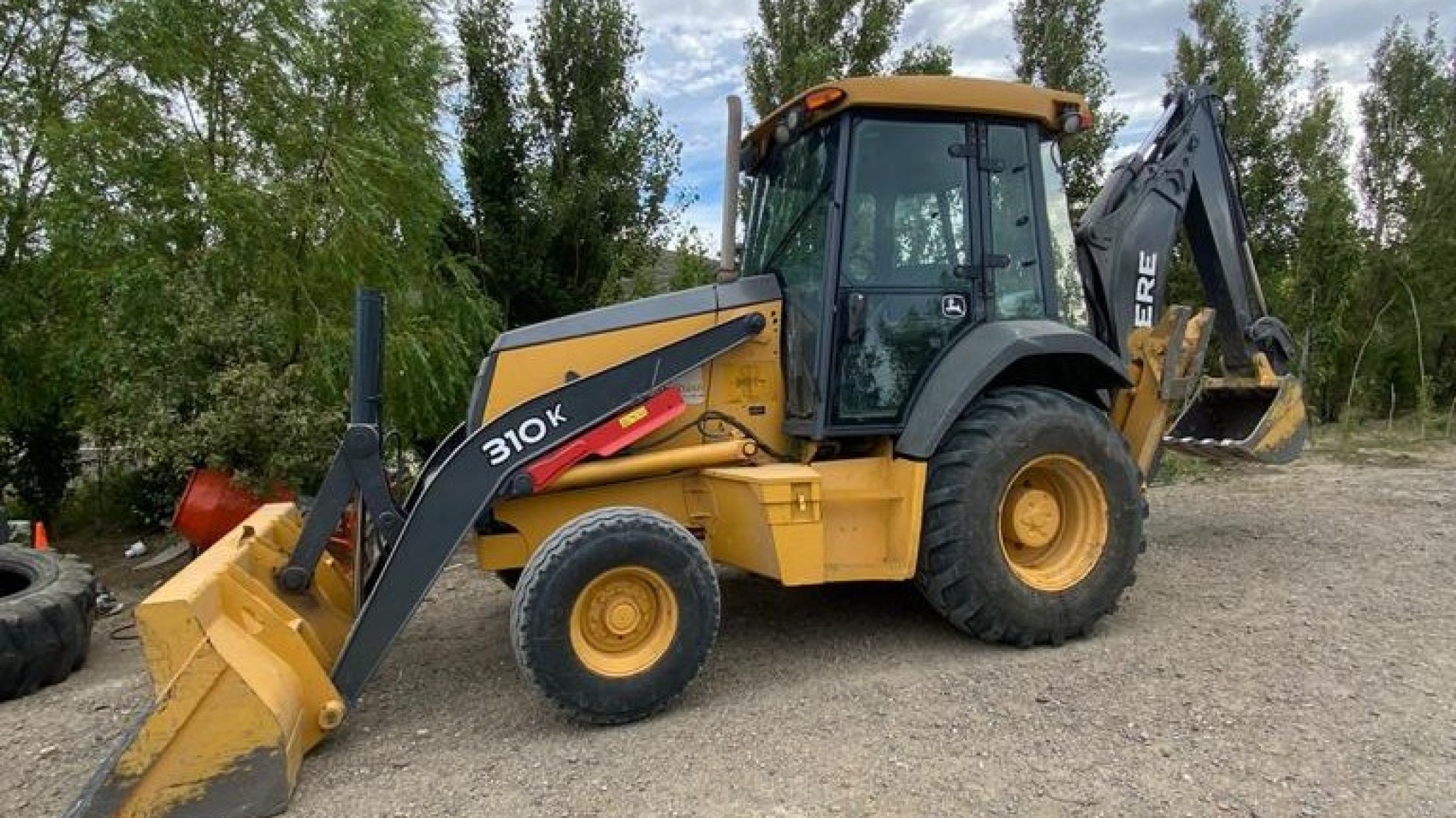 Robaron una retroexcavadora “estaba estacionada en zona norte”