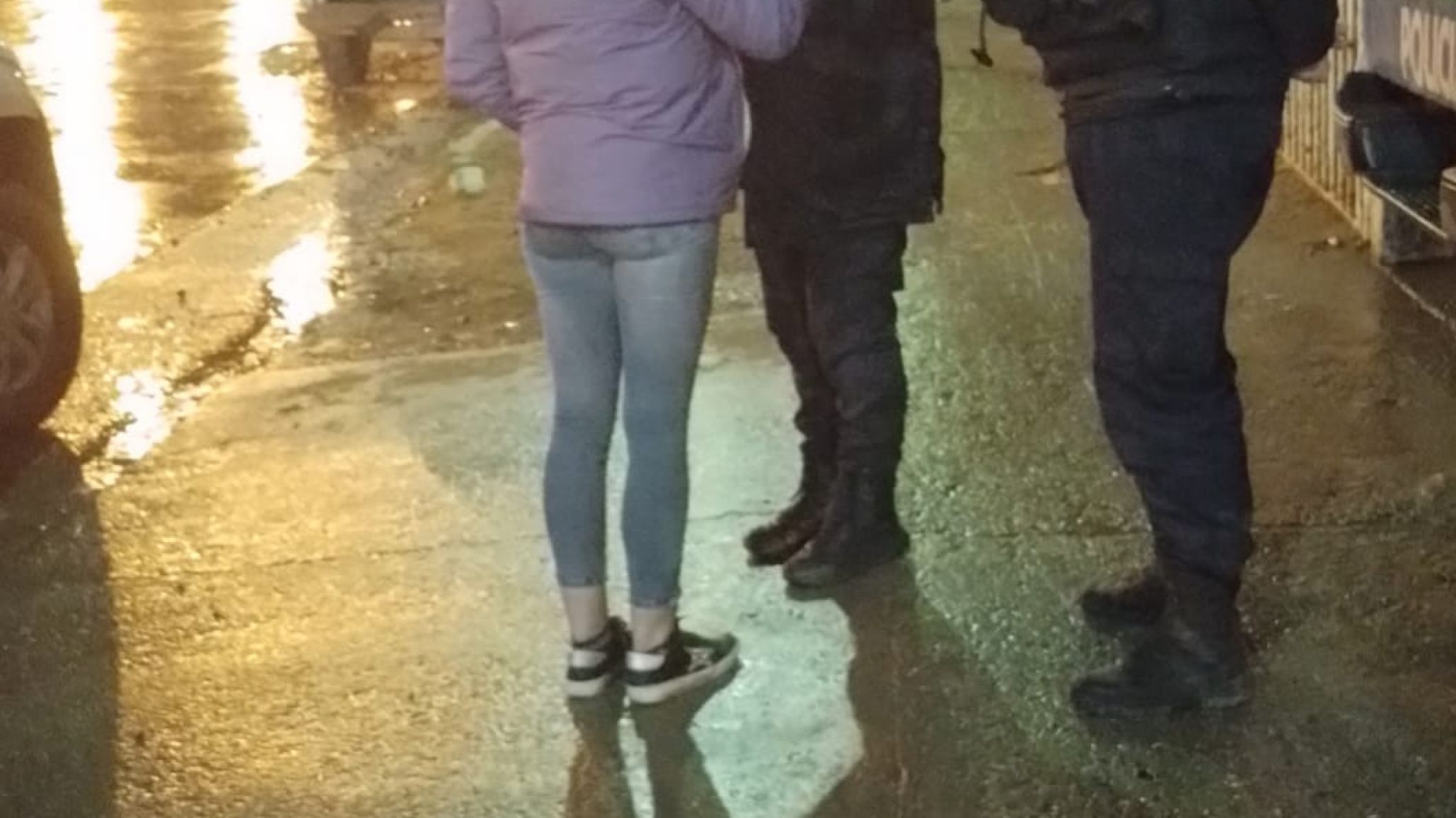 Una mujer quedó detenida cuando caminaba por la vereda de la comisaría
