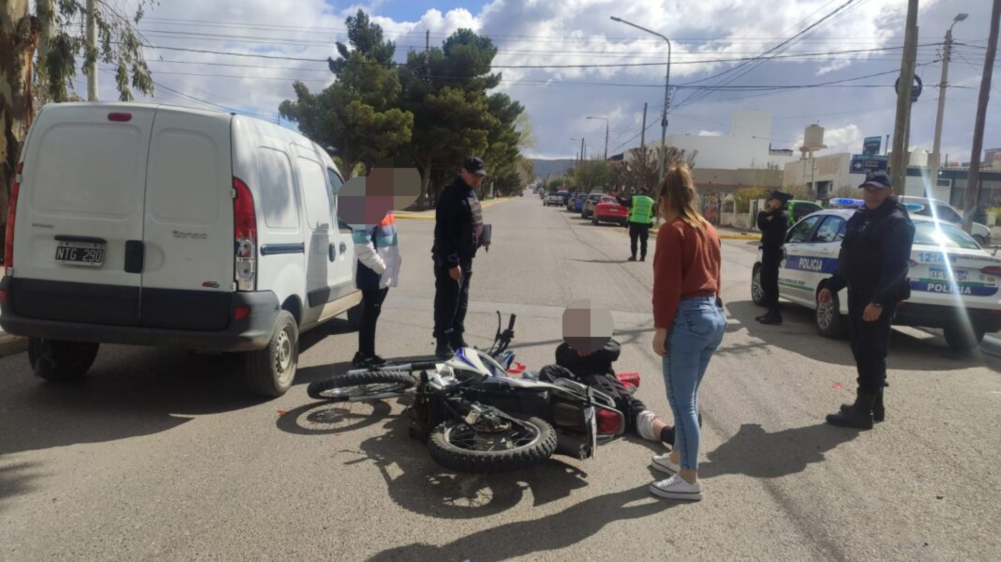 Motociclista terminó lesionado en la pierna tras un choque