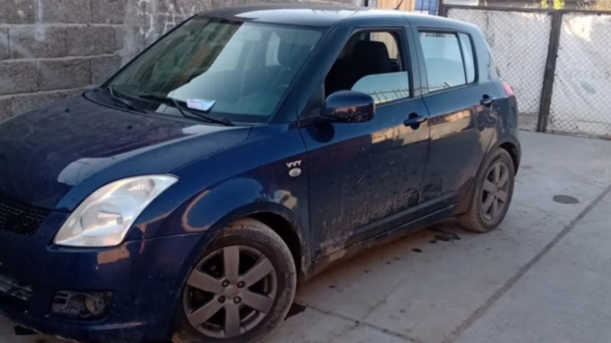 Una mujer pidió ayuda para estacionar y le robaron el auto