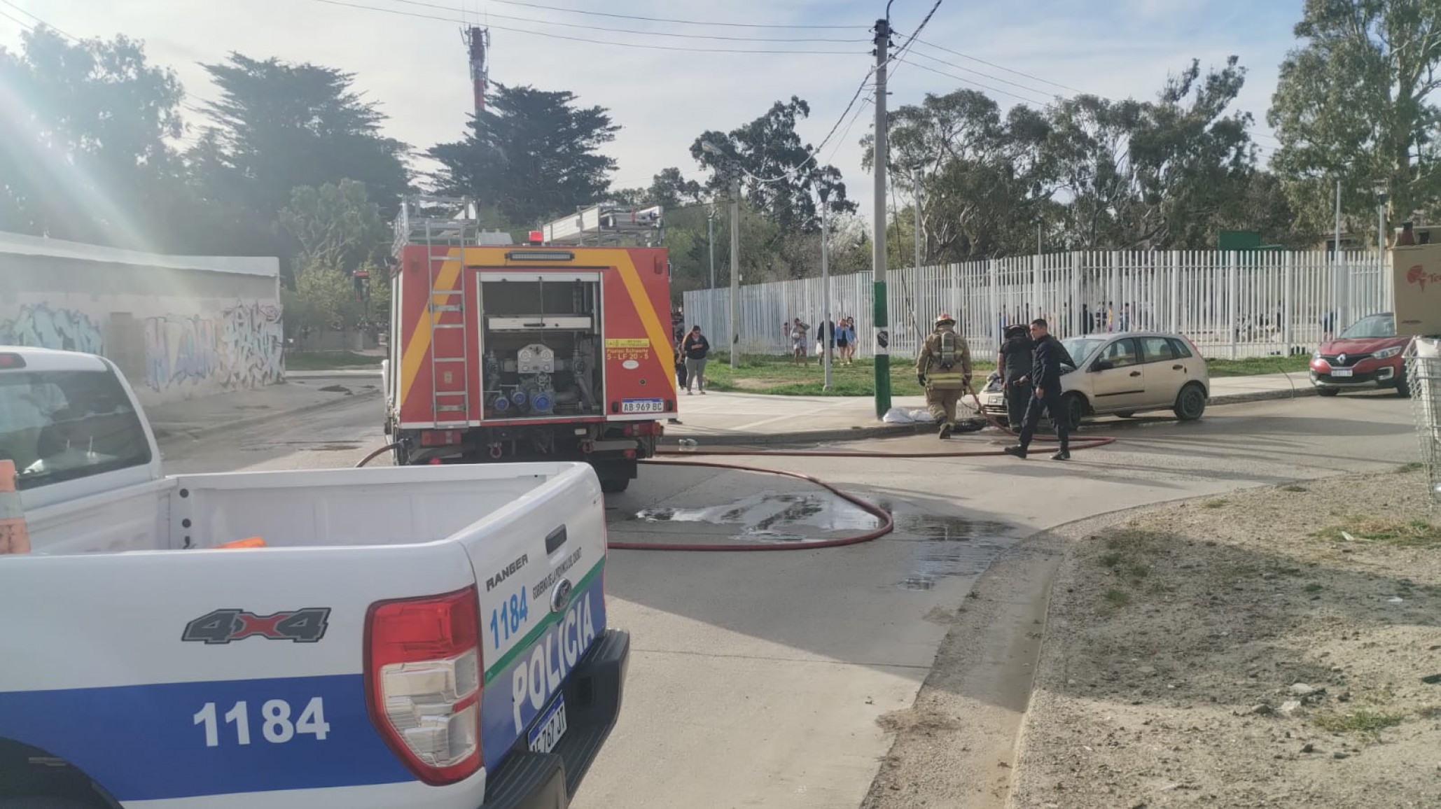 Arrancó el auto y se le incendió “el fuego empezó en la batería”