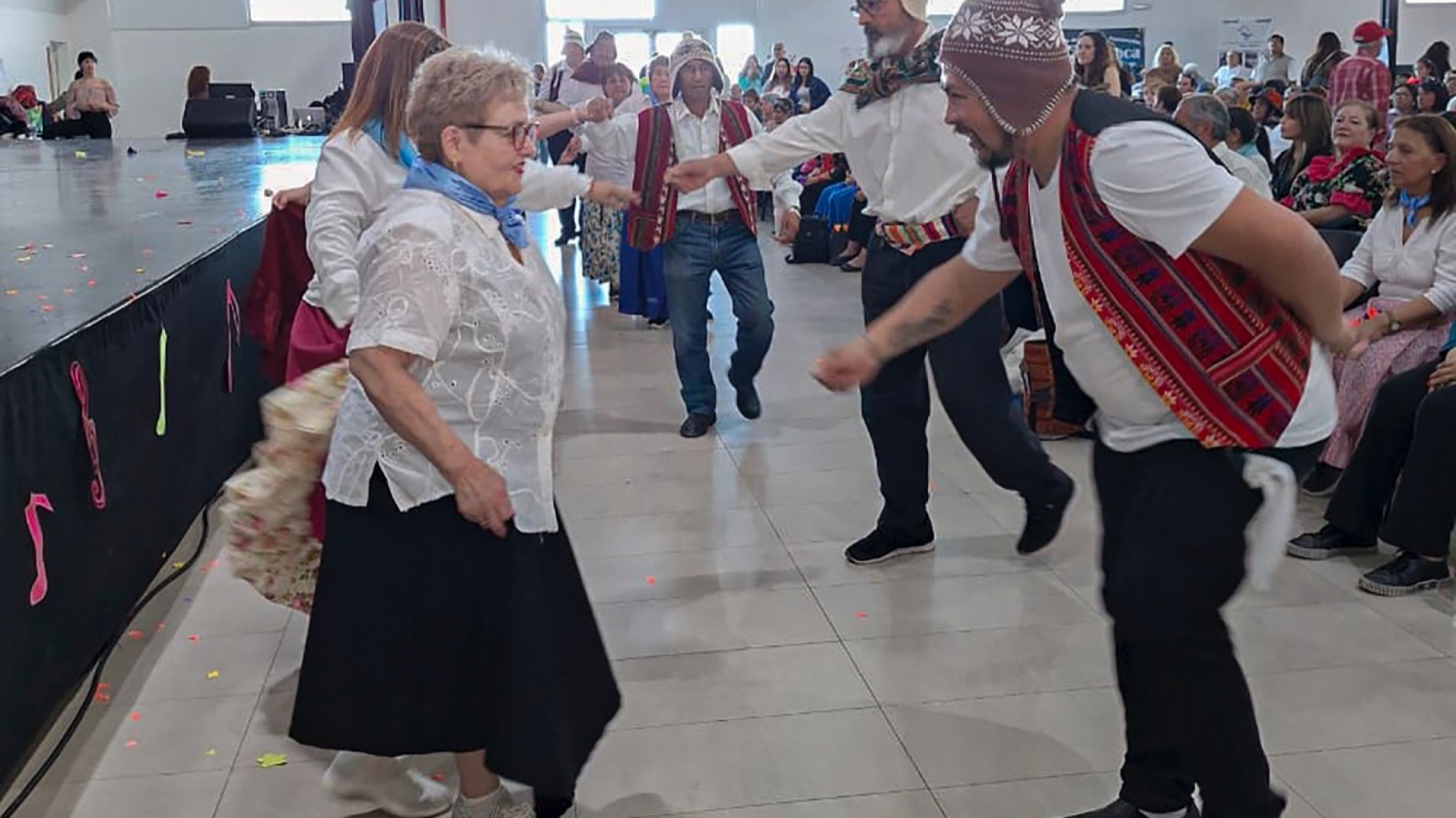 Municipio acompañó a adultos mayores para festejar su día con actuaciones, bailes y felicidad