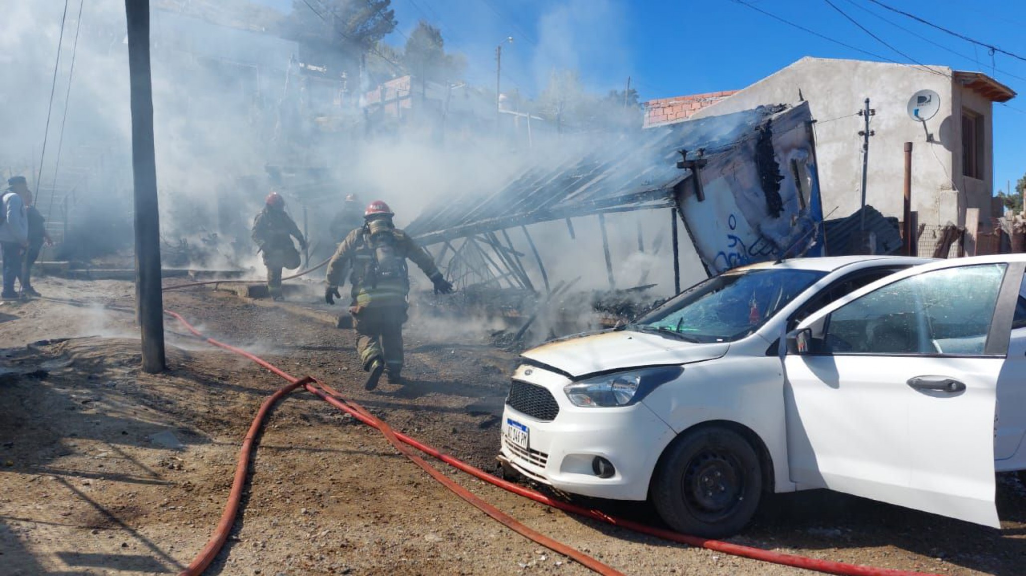 Hubo un incendio en una vivienda y las llamas alcanzaron un vehículo