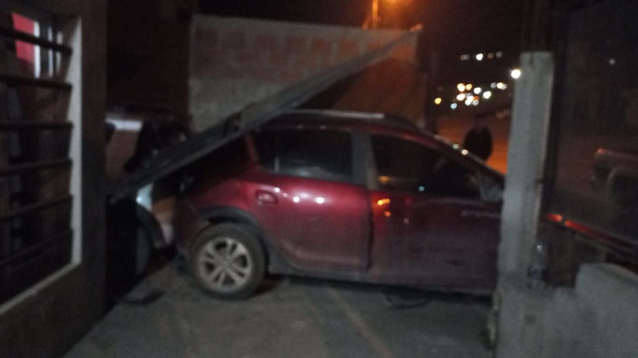 Ebrio impactó su auto contra un portón y dañó “la casa y un auto”