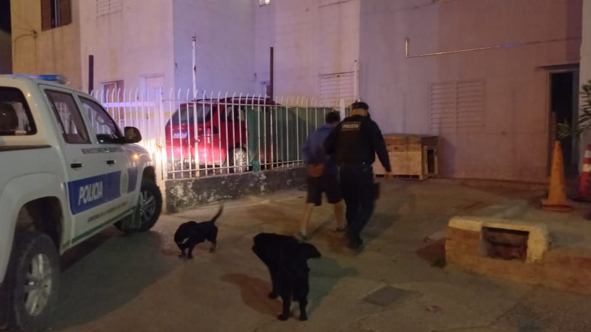 Vecinos avisaron que tres hombres ingresaron a robar a una casa y uno fue atrapado