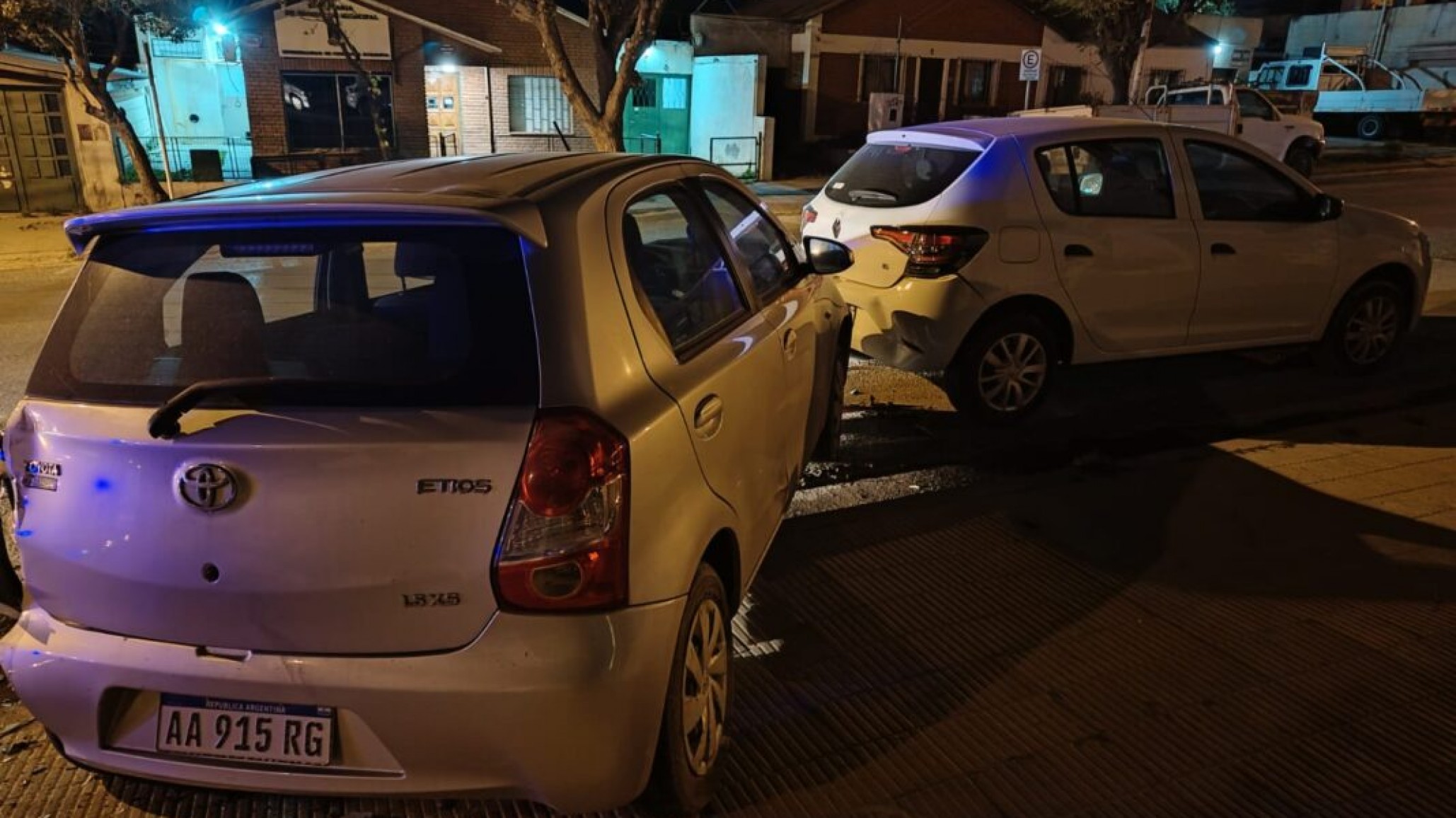 Borracho y con 1.18 g/l de alcohol en sangre chocó autos estacionados