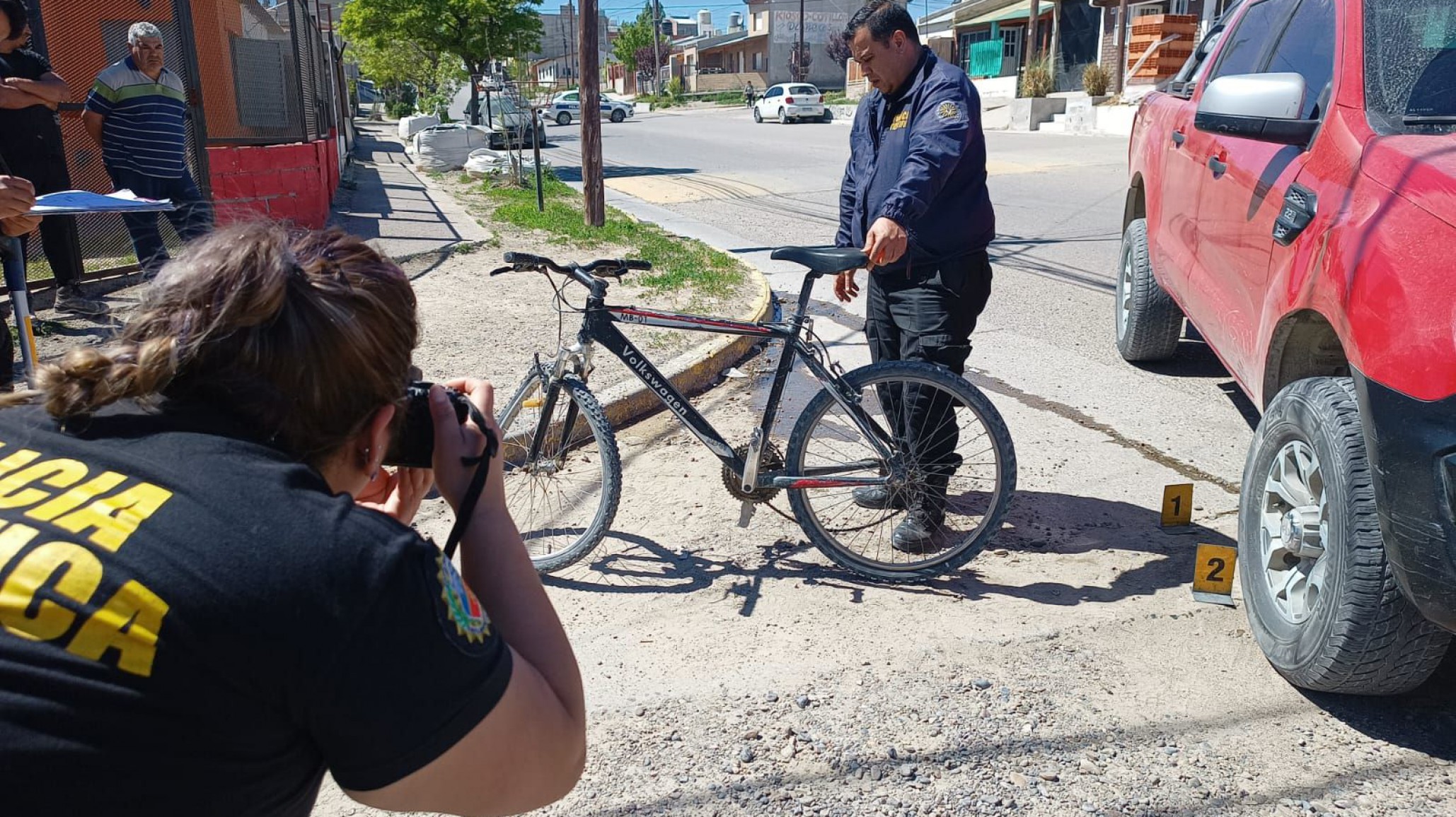Salió en bicicleta de su turno de diálisis y fue impactado por una camioneta
